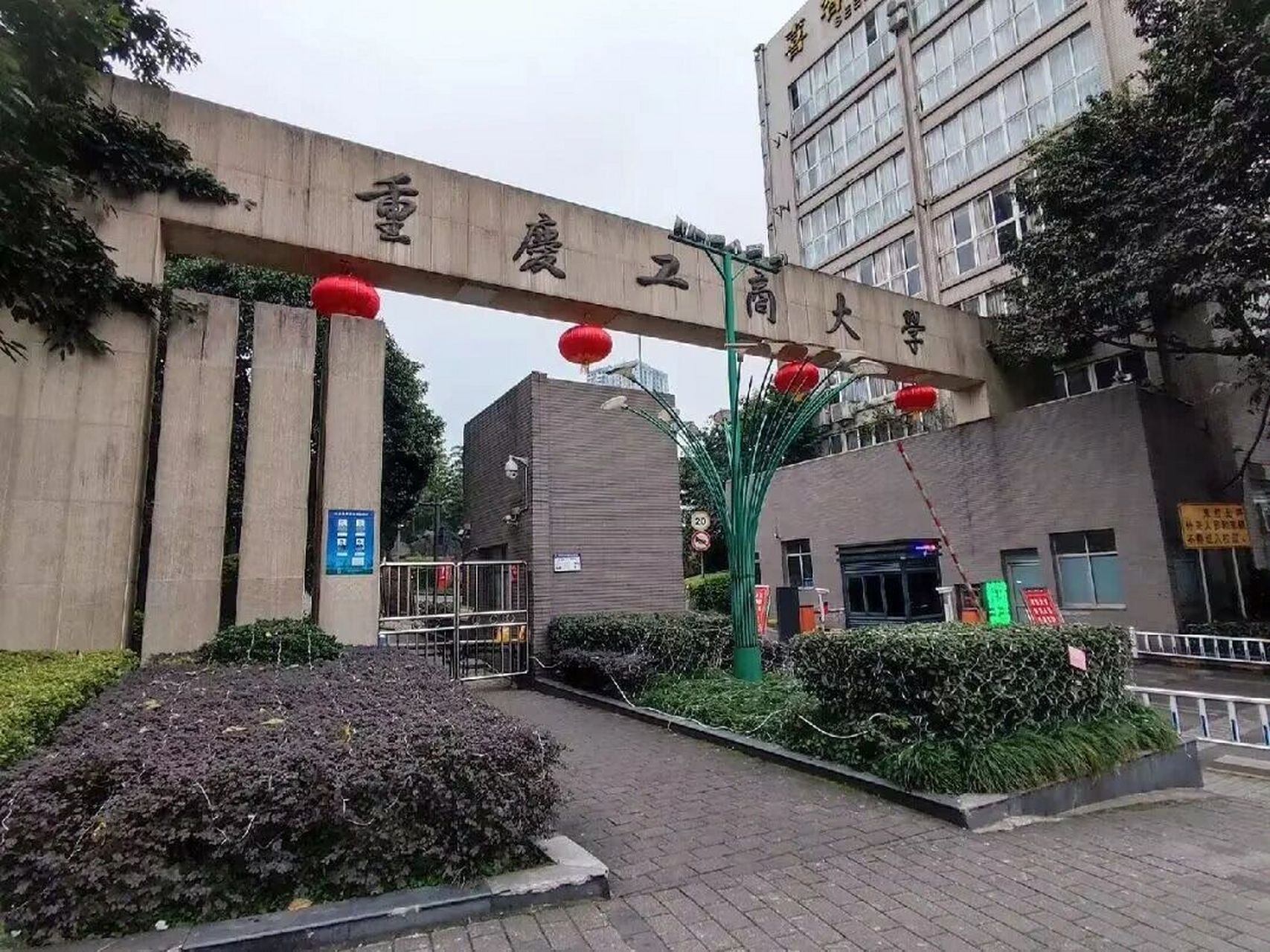 重庆工商大学江北校区的环境 工商大学的江北校区 交通便利 周围玩耍