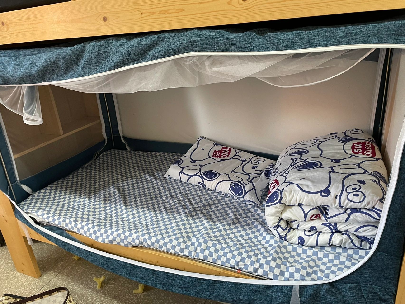 床～好软好舒服,拖了地以后宿舍显的好宽敞学校风景还是一如既往美美