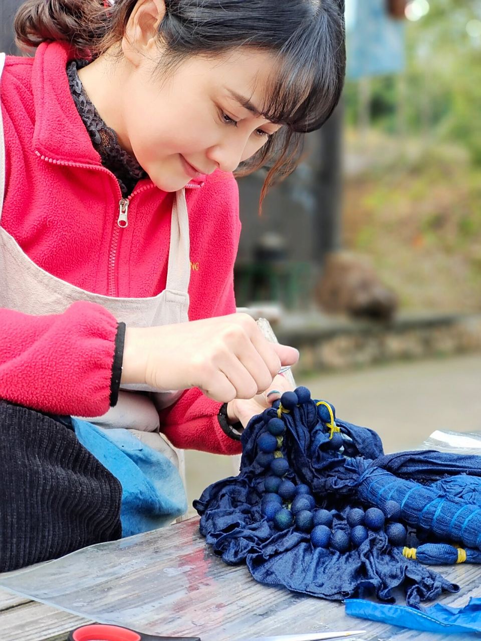 超简单的扎染技法 16615围巾的一头用弹珠包裹成一条图案 266