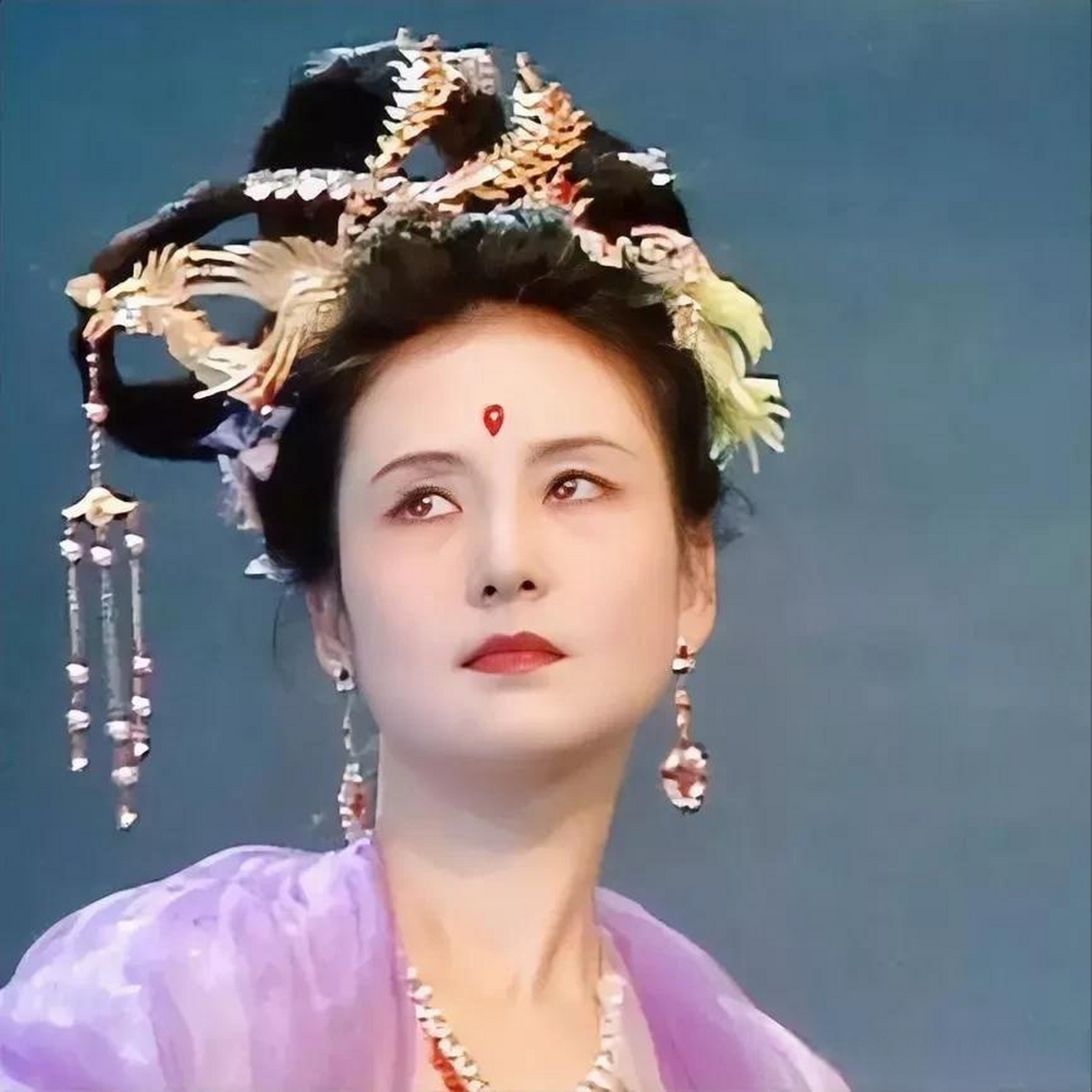 邱佩宁:嫦娥仙子的执着与慈善  冯小刚导演曾形容邱佩宁为「美得让人