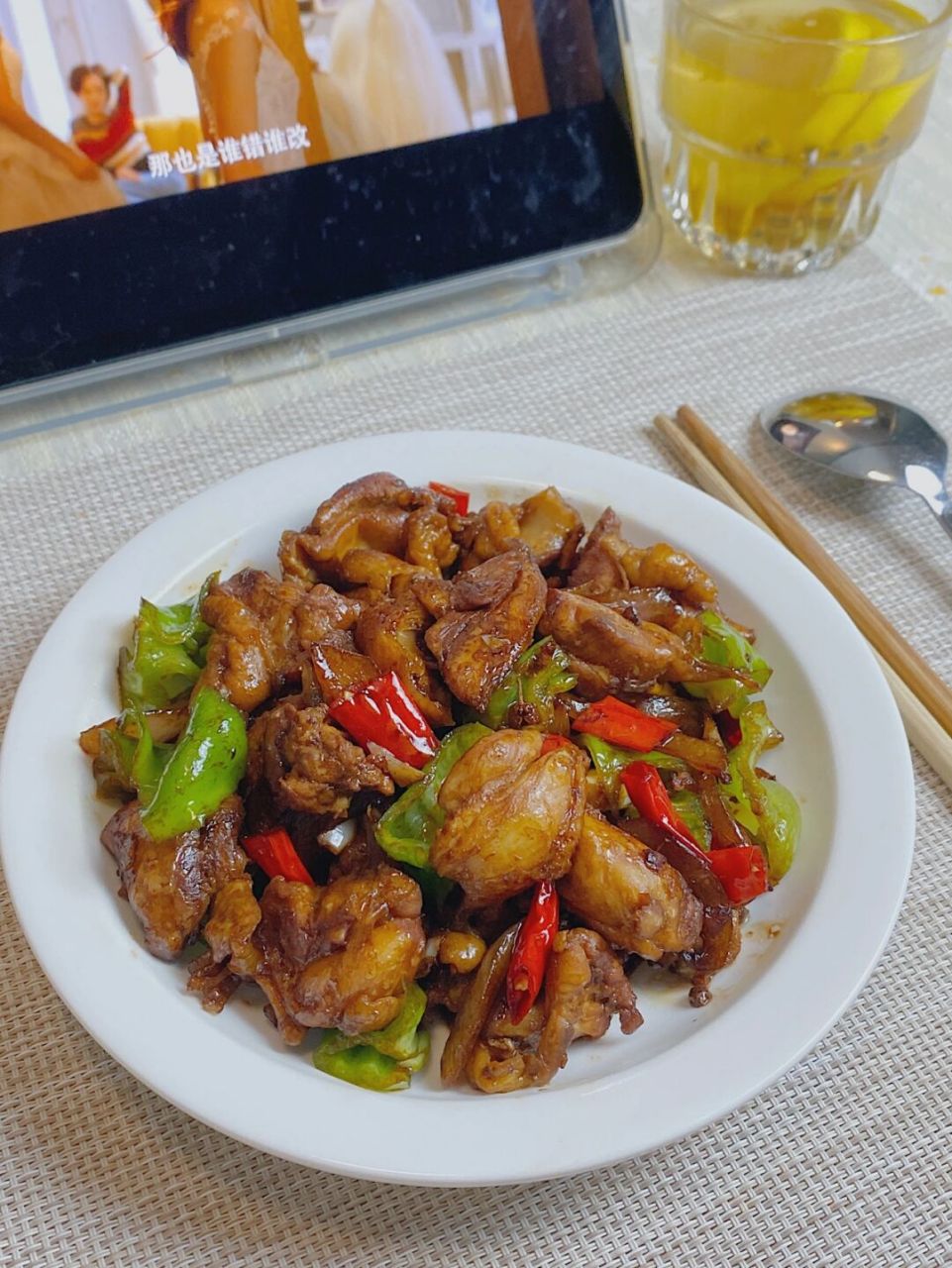 辣椒炒鸡腿yyds 92菜谱: 986993辣椒炒鸡腿 鸡腿6个,青椒1根