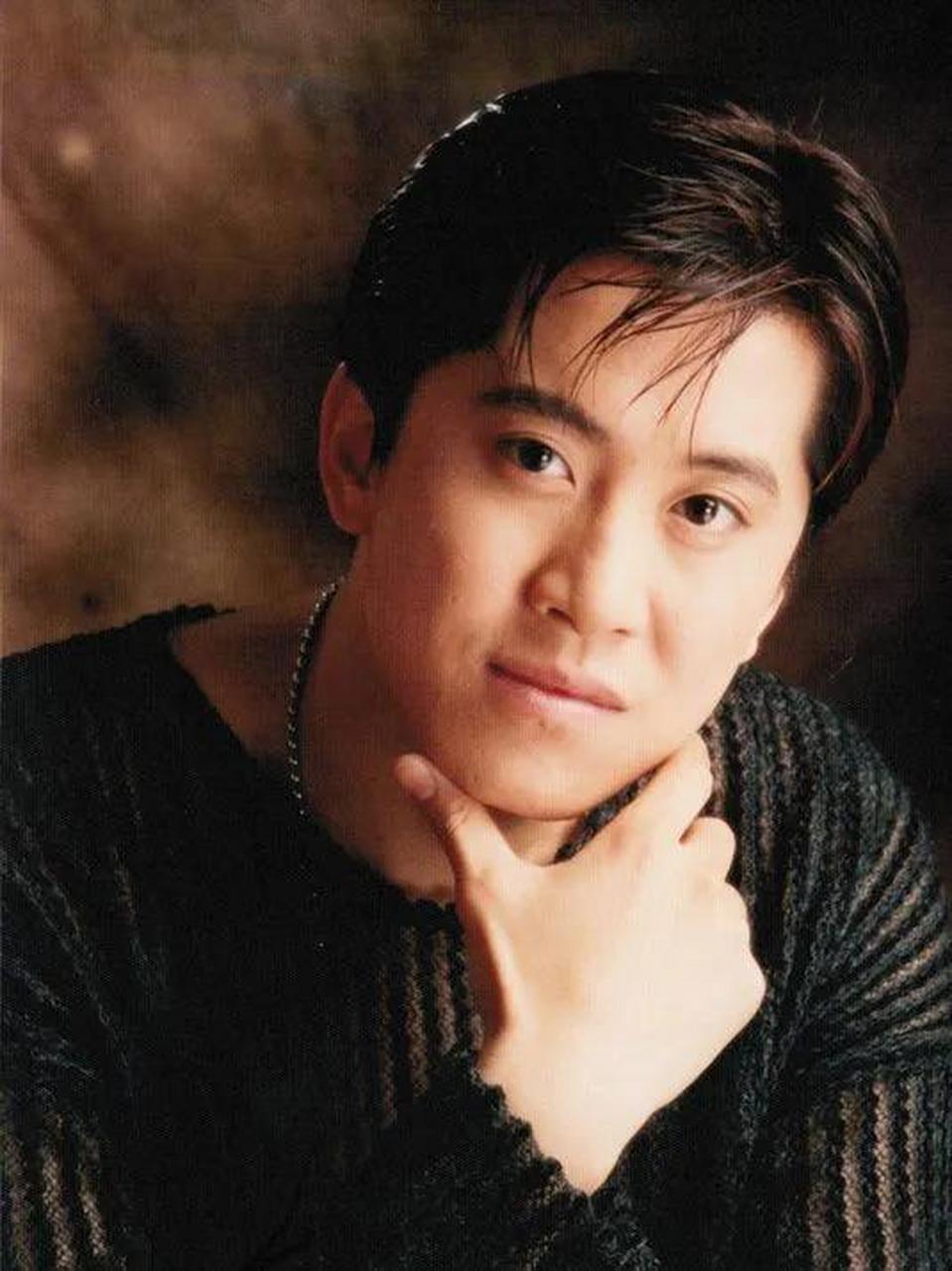 53岁的毛宁参加某公司商演照片被爆,头发花白的毛宁多了一丝沧桑感