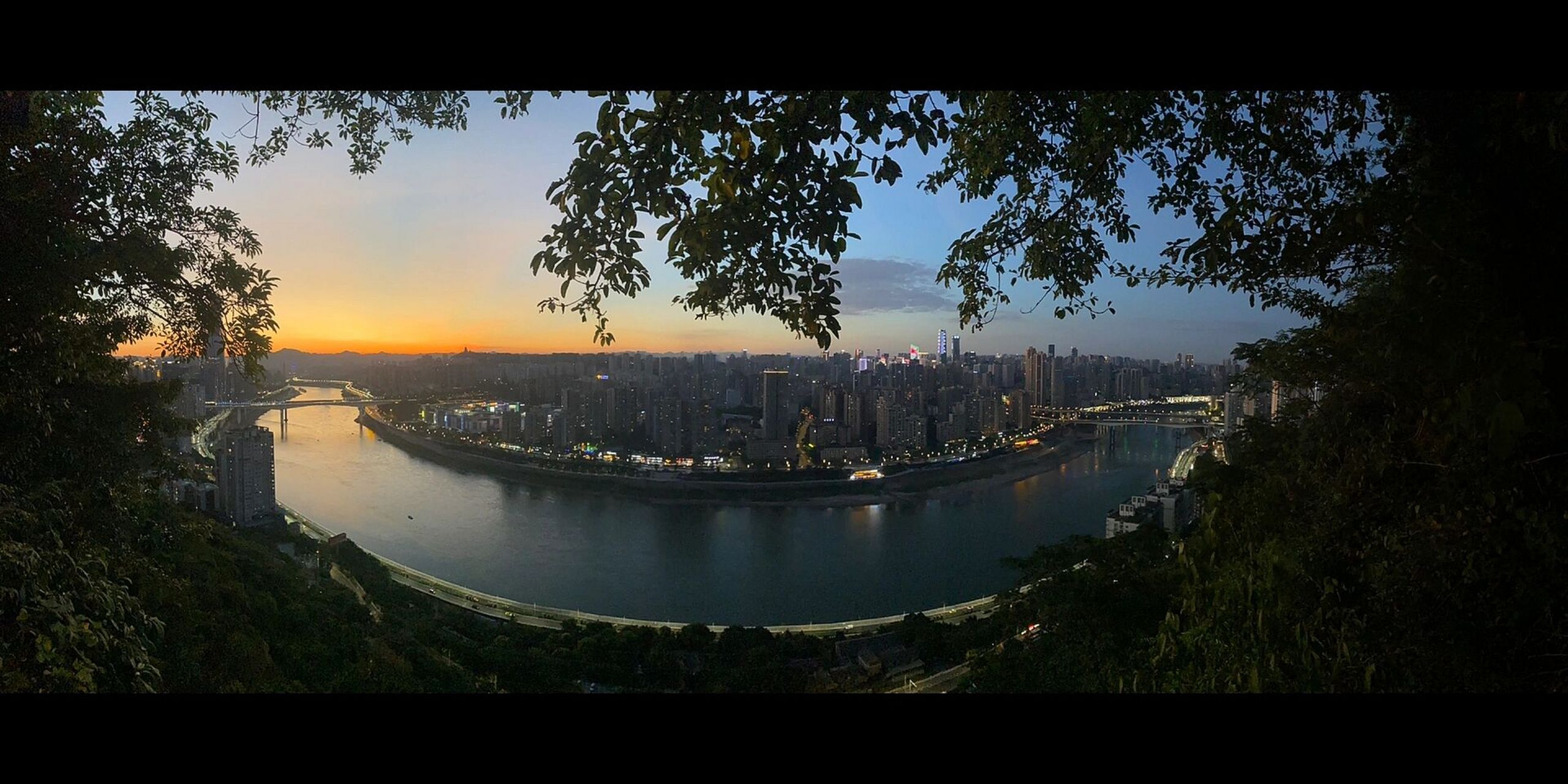 重庆7515球球你一定要来看鹅岭二厂的夜景 昨晚跟朋友们约好了 去