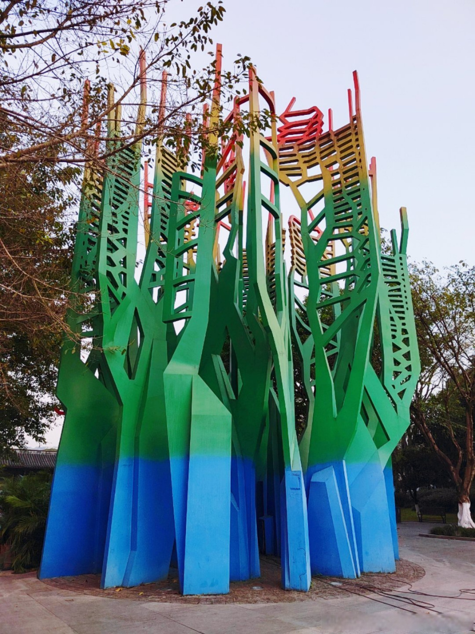 这是重庆园博园东门中央一处装置景观,采用钢板焊接而成,远处看像一颗