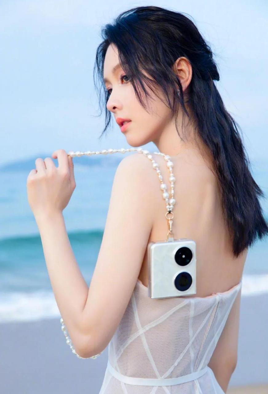 陈都灵海边的女神,性感迷人.