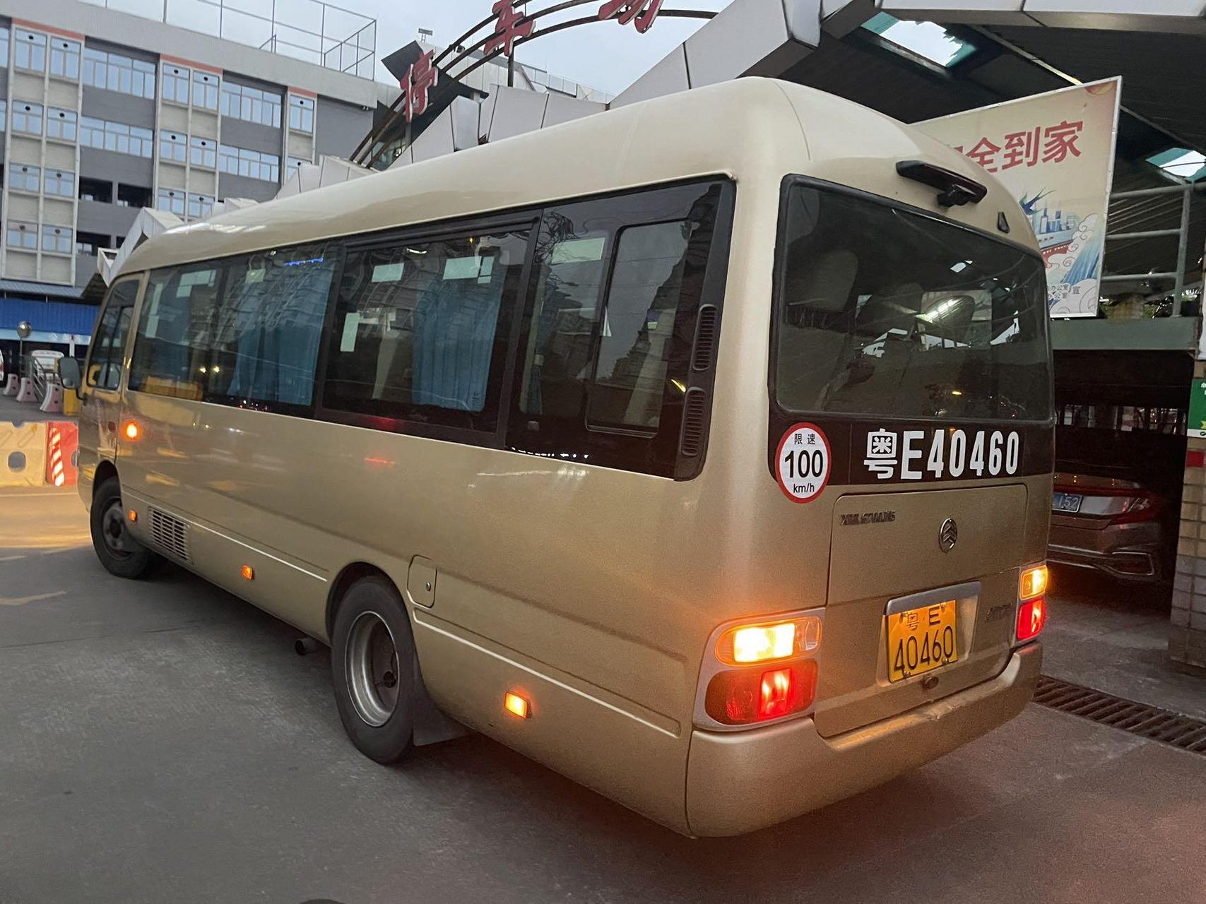 金旅考斯特中巴车19座图片