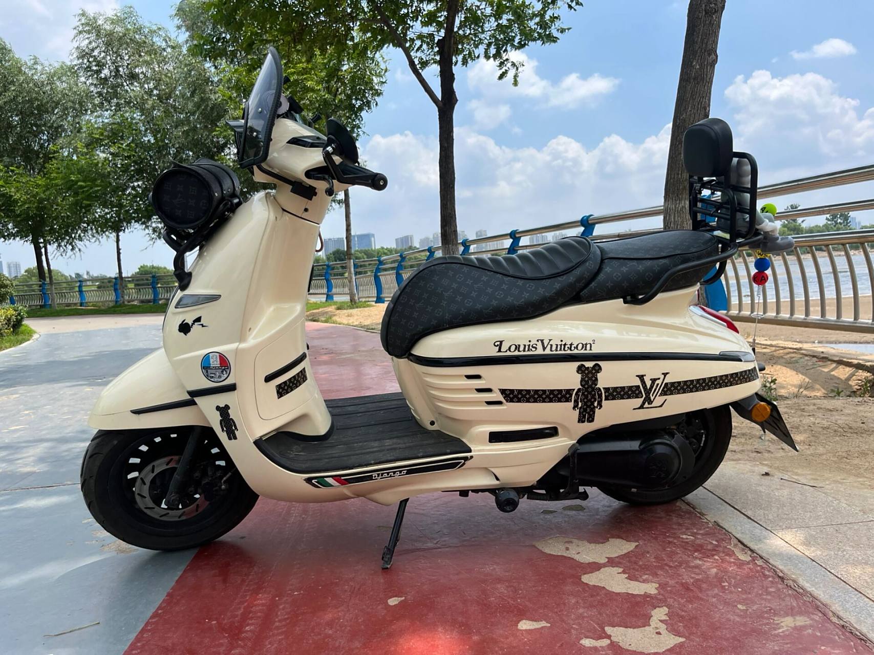 复古踏板摩托标志姜戈150     21年标志姜戈150 3200 km 复古踏板