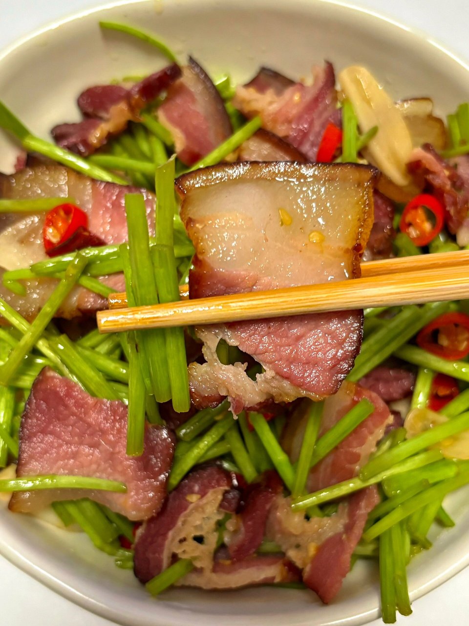 江西菜必吃之一黎蒿炒腊肉 【食材准备】 藜蒿,腊五花肉,大蒜,小米辣