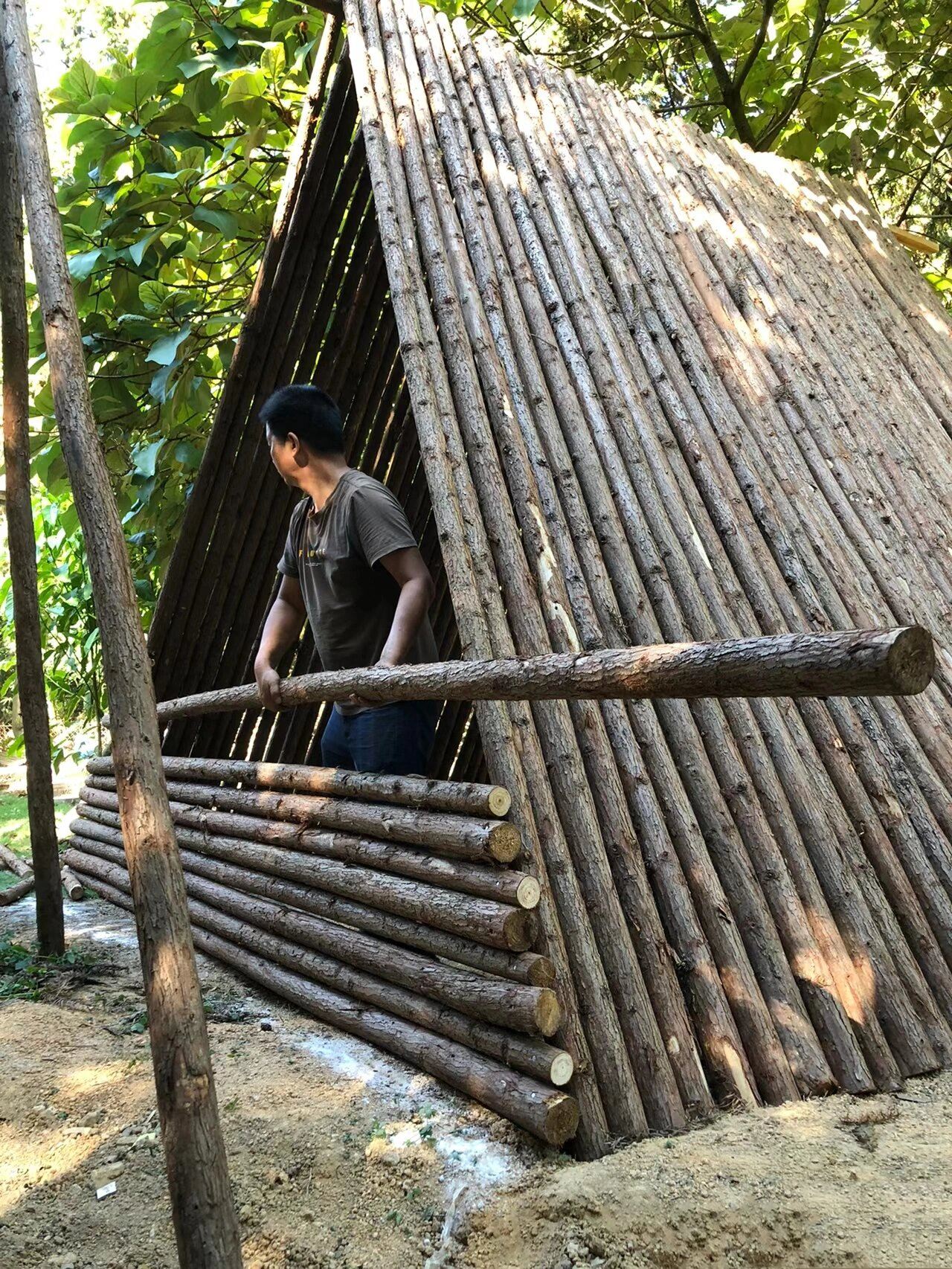 自己动手搭建网红三角木屋