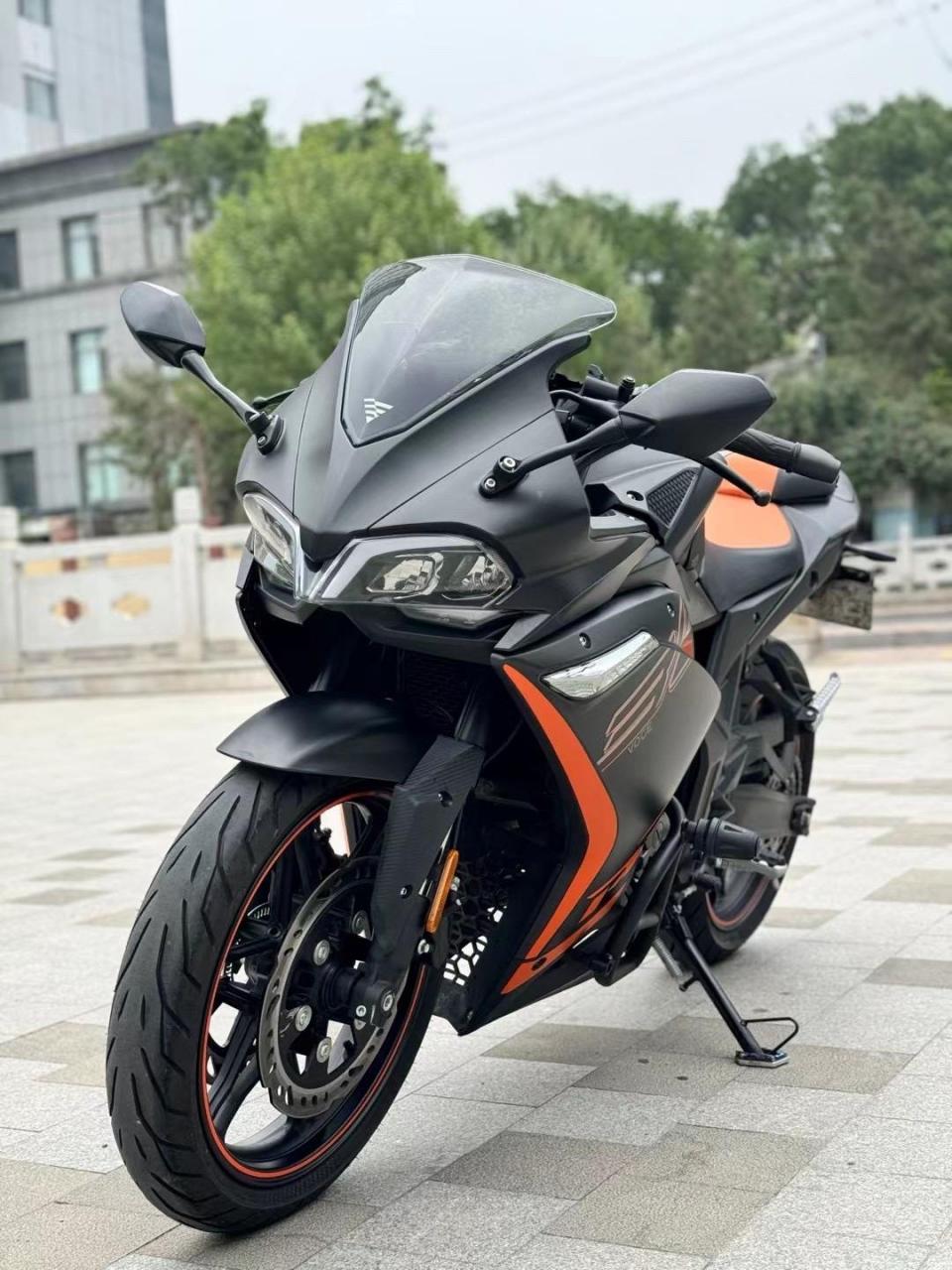 最新到货22年22款无极300rr,济南户,必须过户,实表6000公里,加装护杠