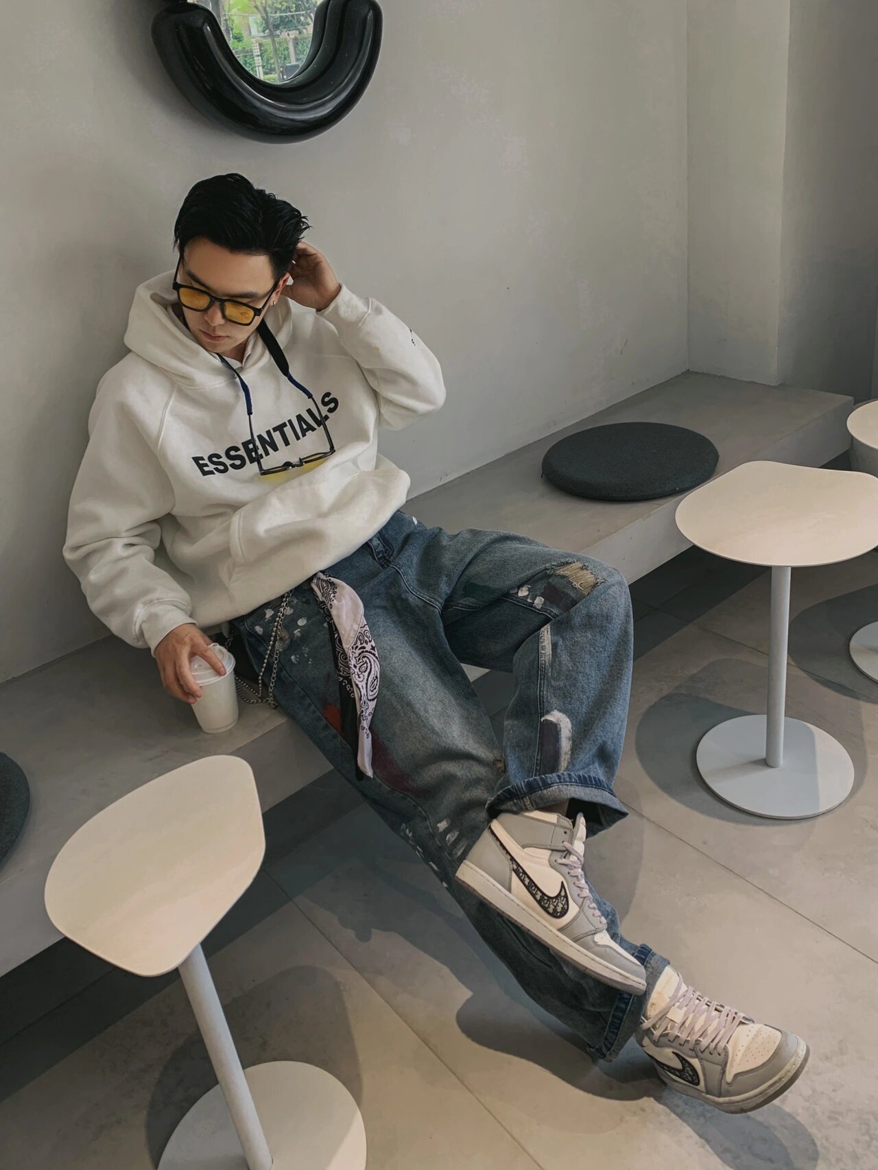 95教大家男生在拍坐姿的时候,应该怎么去摆姿势,让你的工具人怎么