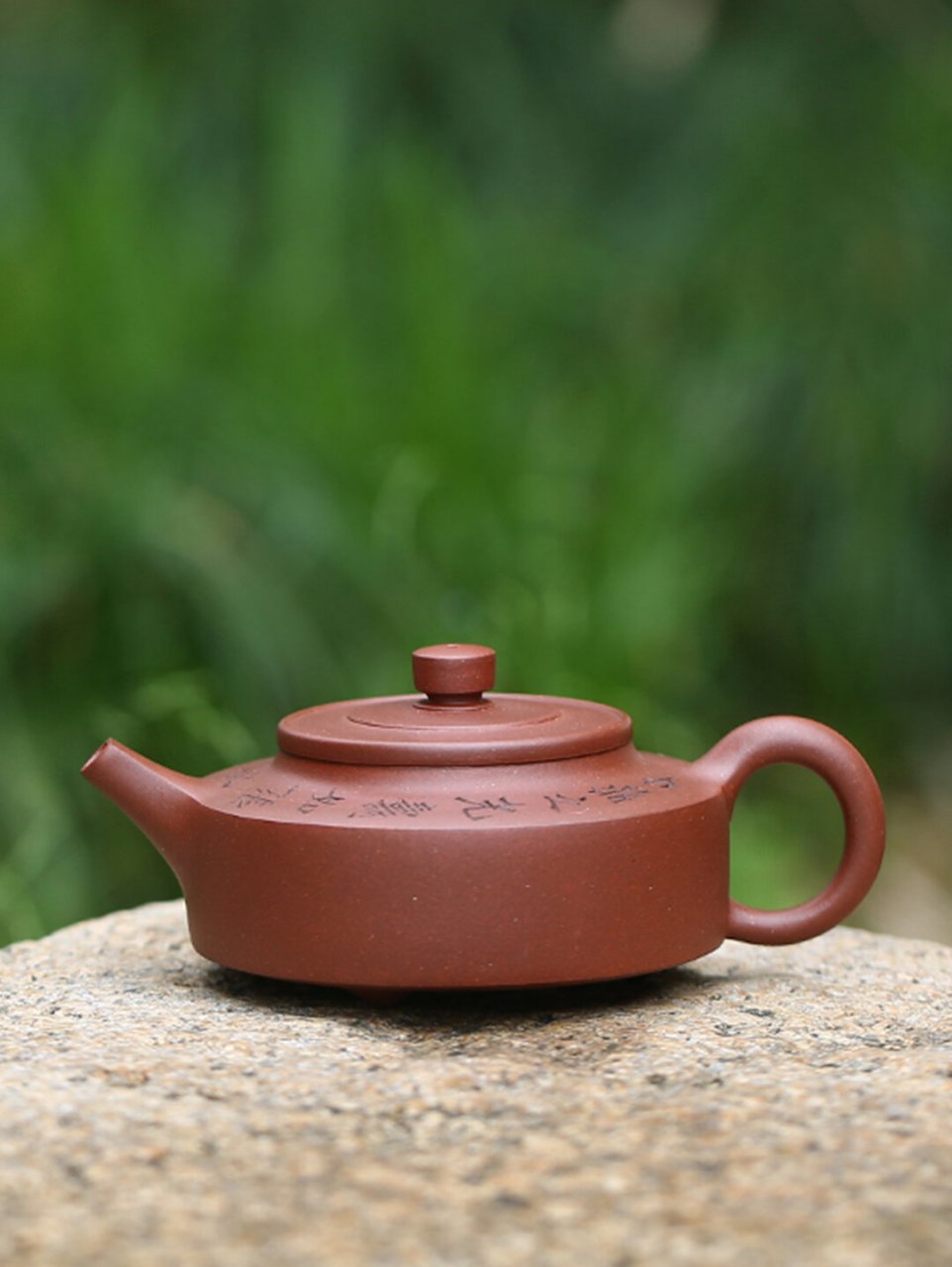 91周盘是紫砂壶众多款式中比较经典的一款,此壶从壶盖到壶身都为饼