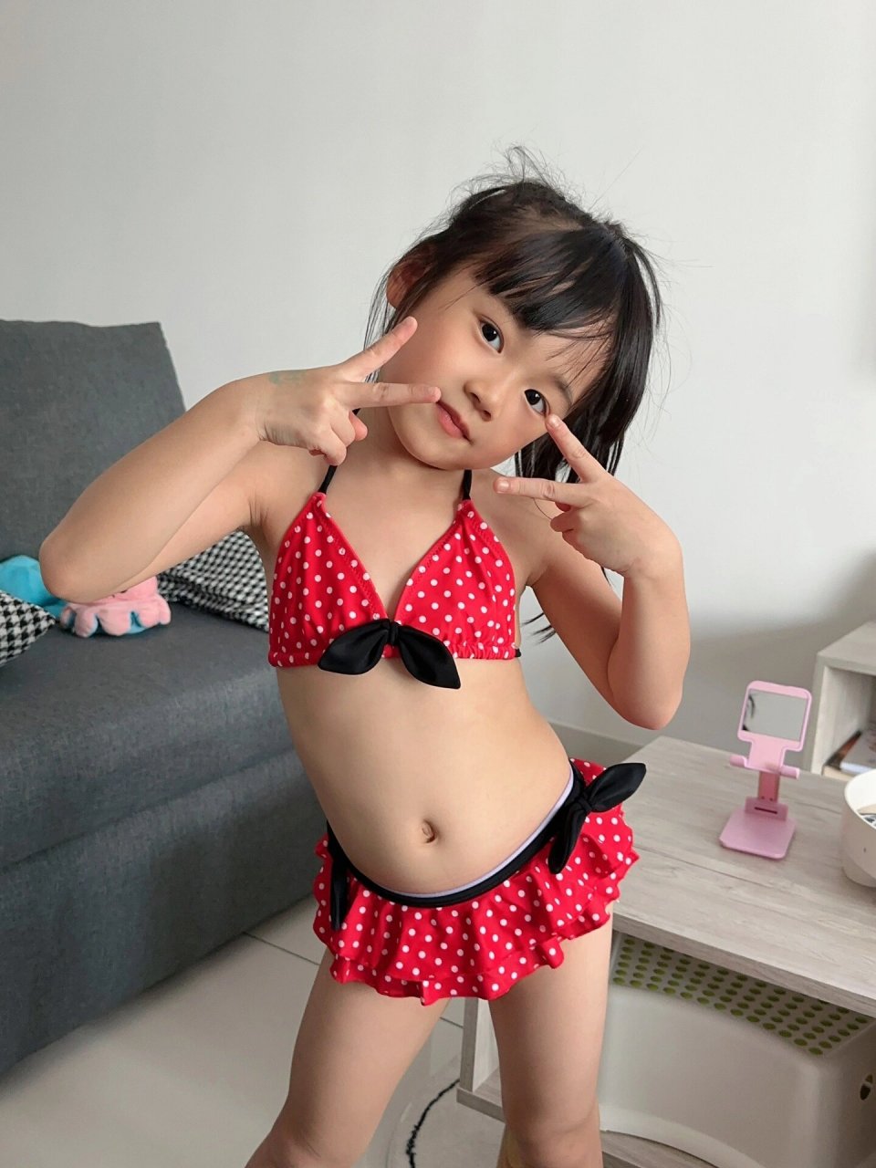 穿比基尼的五岁小朋友939799 全部自己摆的pose 一直很犹豫要给