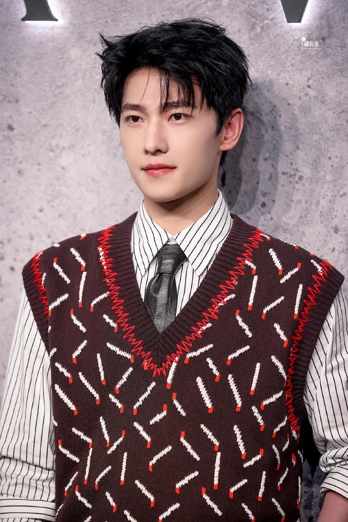 在娱乐圈长得好看的男明星确实不少,但杨洋的颜值真的对得起他"军艺