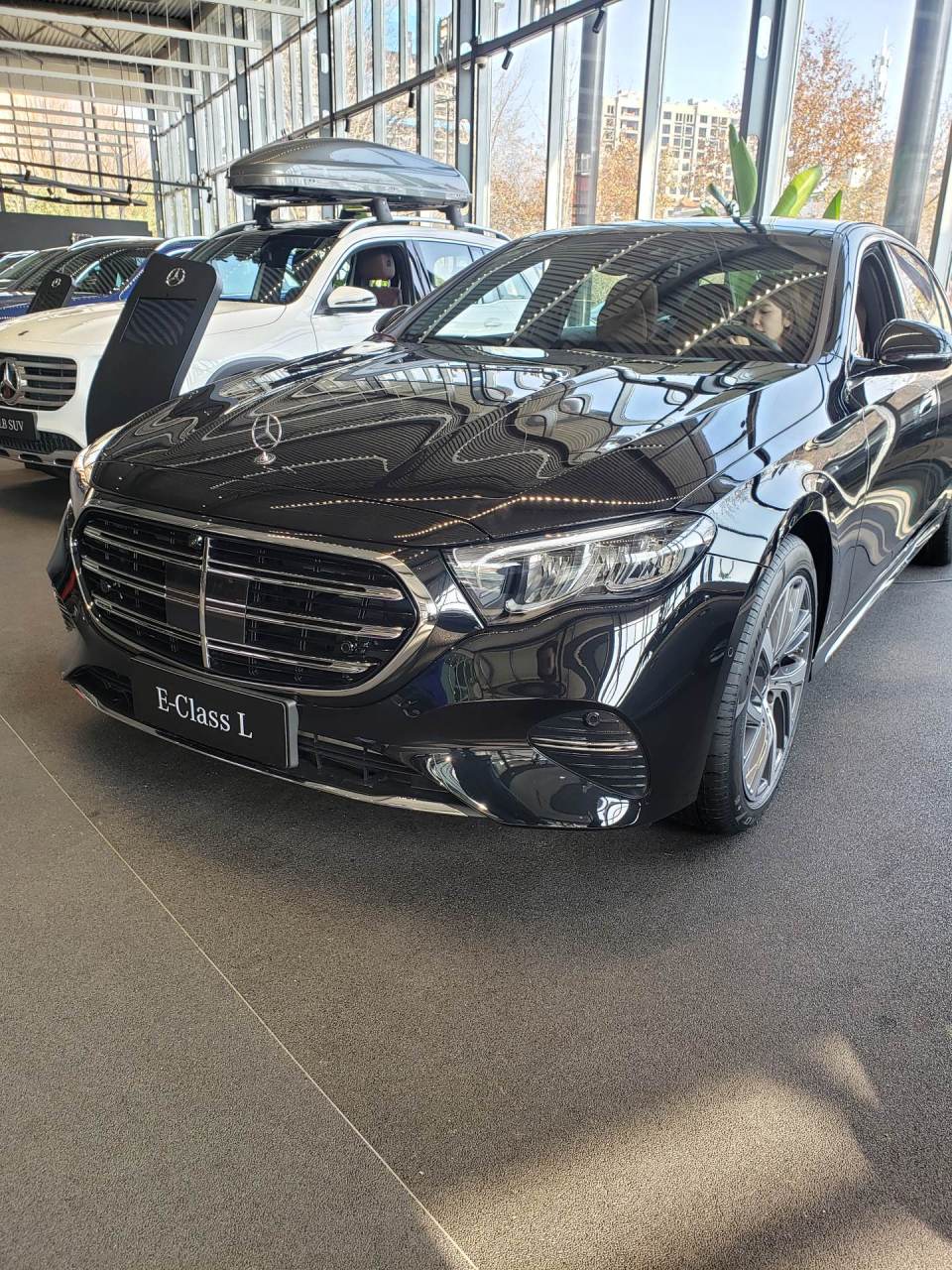 24款奔驰e300豪华立标黑棕 指导价:52.98 落地价:52.