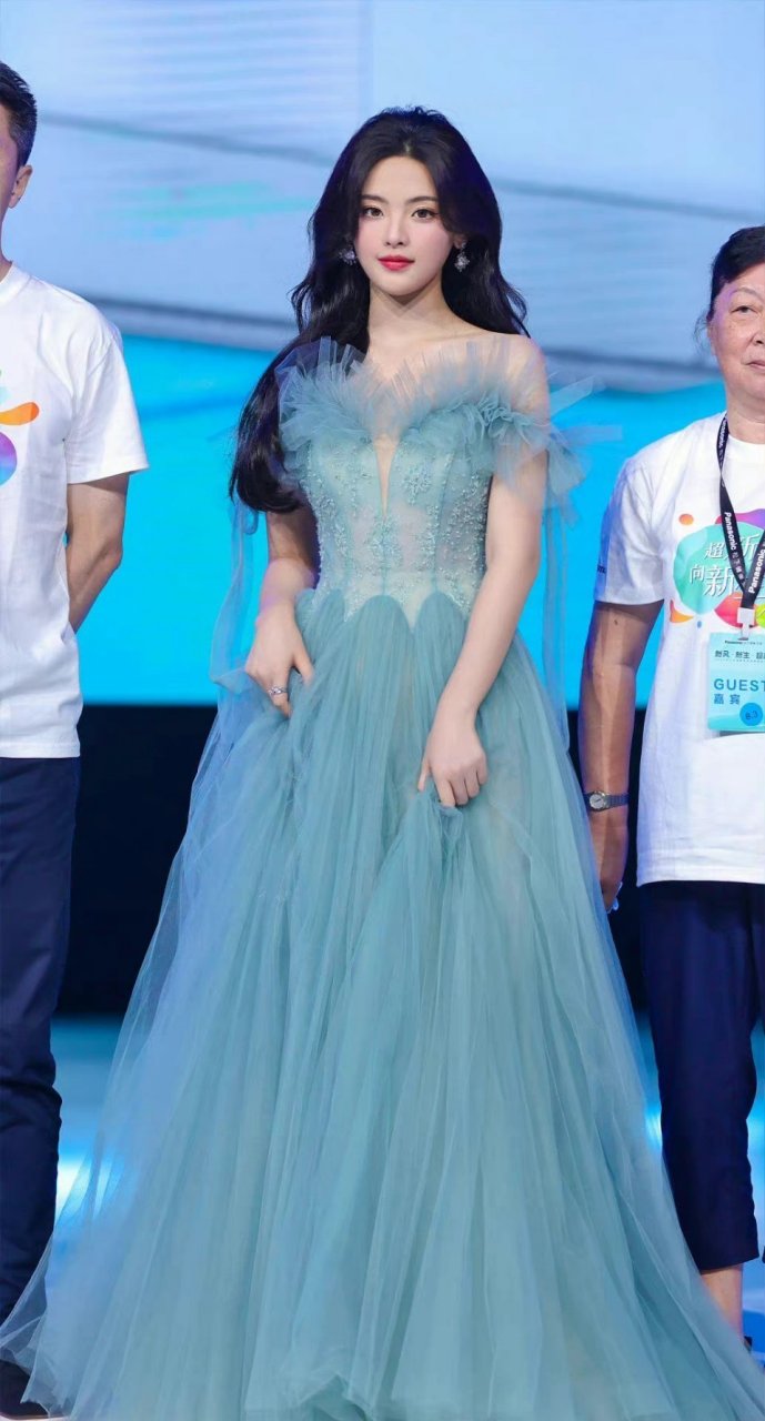 杨超越蓝色礼服生图# 杨超越真的美得有点不像话