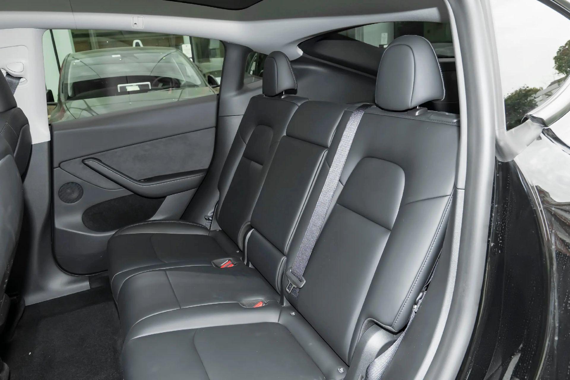 2024款特斯拉modely后轮驱动版(23.6万) 颜色:黑外/黑内.