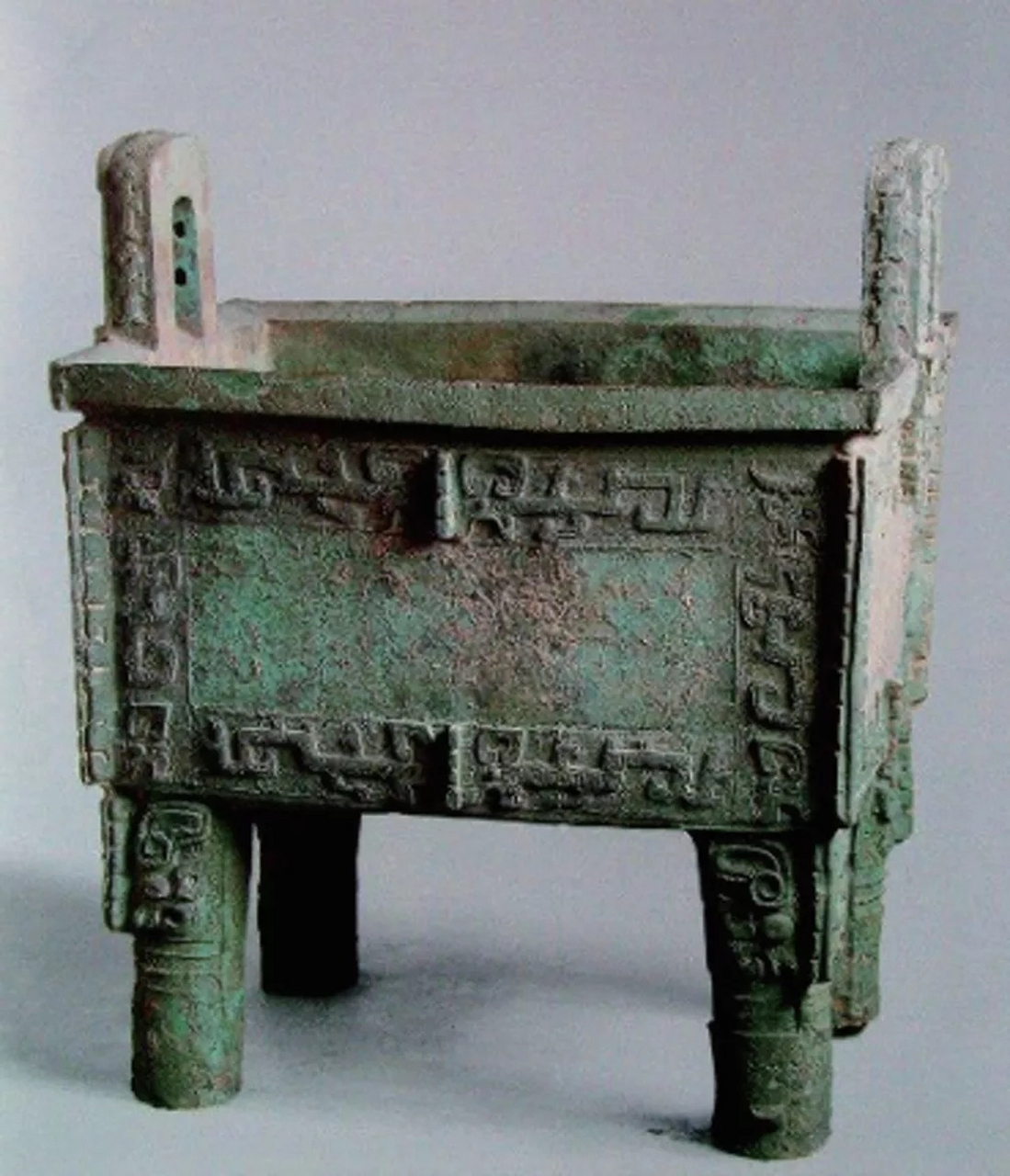 《司母戊鼎》 赏析 (1) 时代背景: 司母戊鼎又称后母戊鼎, 是商代青铜