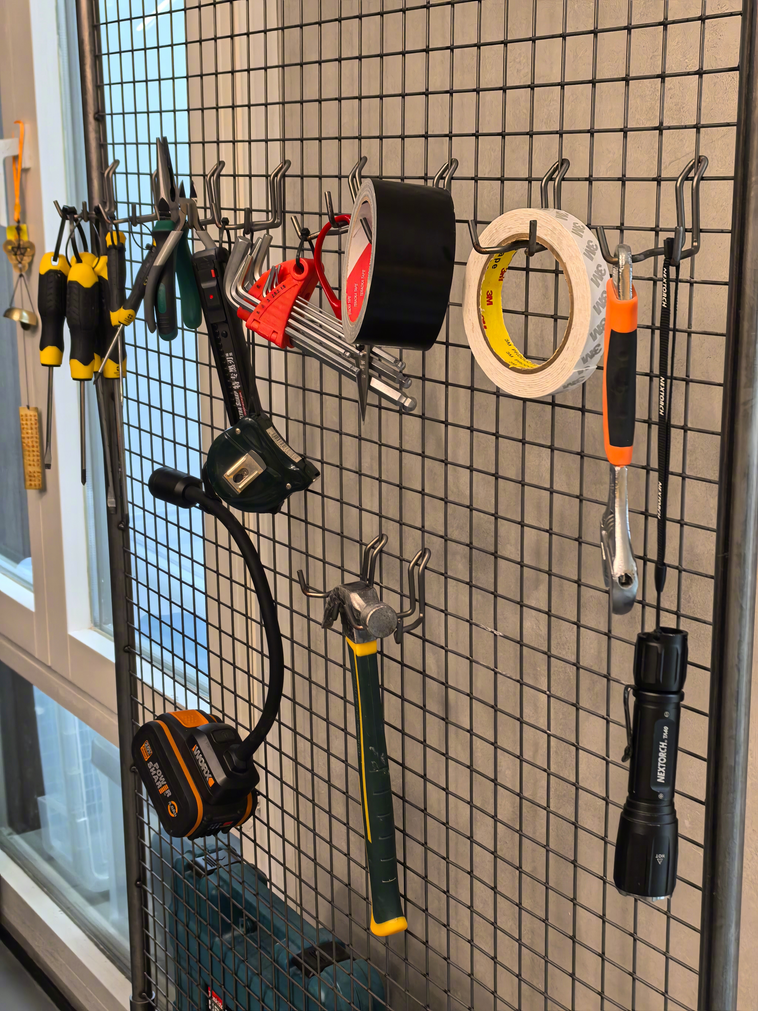 好多朋友想弄洞洞板工具墙,但家里没地方,你可以买个这种推车,上面是