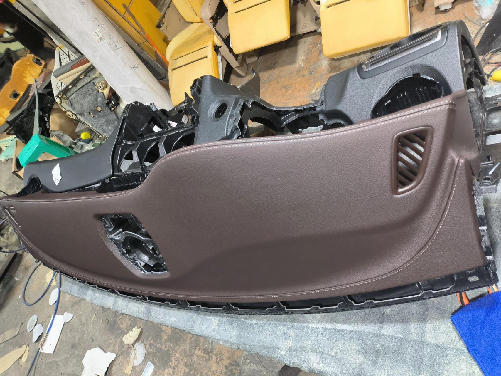 奔驰爆气囊仪表台修复翻新还原,原装皮料,原装颜色和纹路,无粒子修复