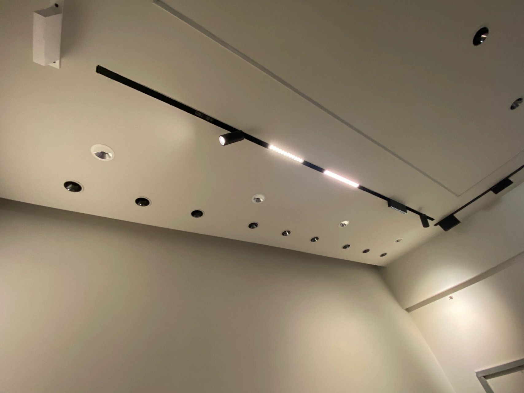 暗装,白明装,黑明装磁吸灯的选择 磁吸灯是一种线性照明灯具,它是利用