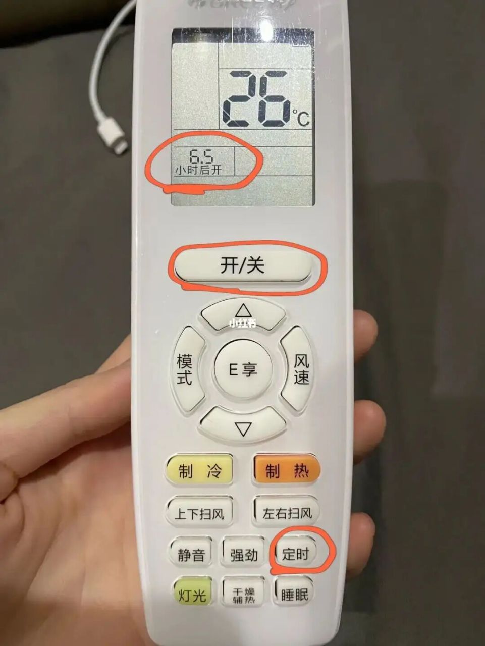 格力空调定时怎么设置 1,插上空调电源,打开空调的开关.