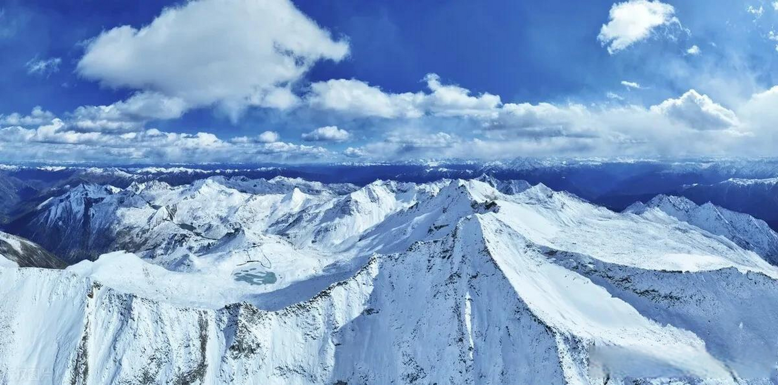 秋日时节四川黑水达古冰川景区雪山,冰川,彩林,湖泊如诗如画 2023年10