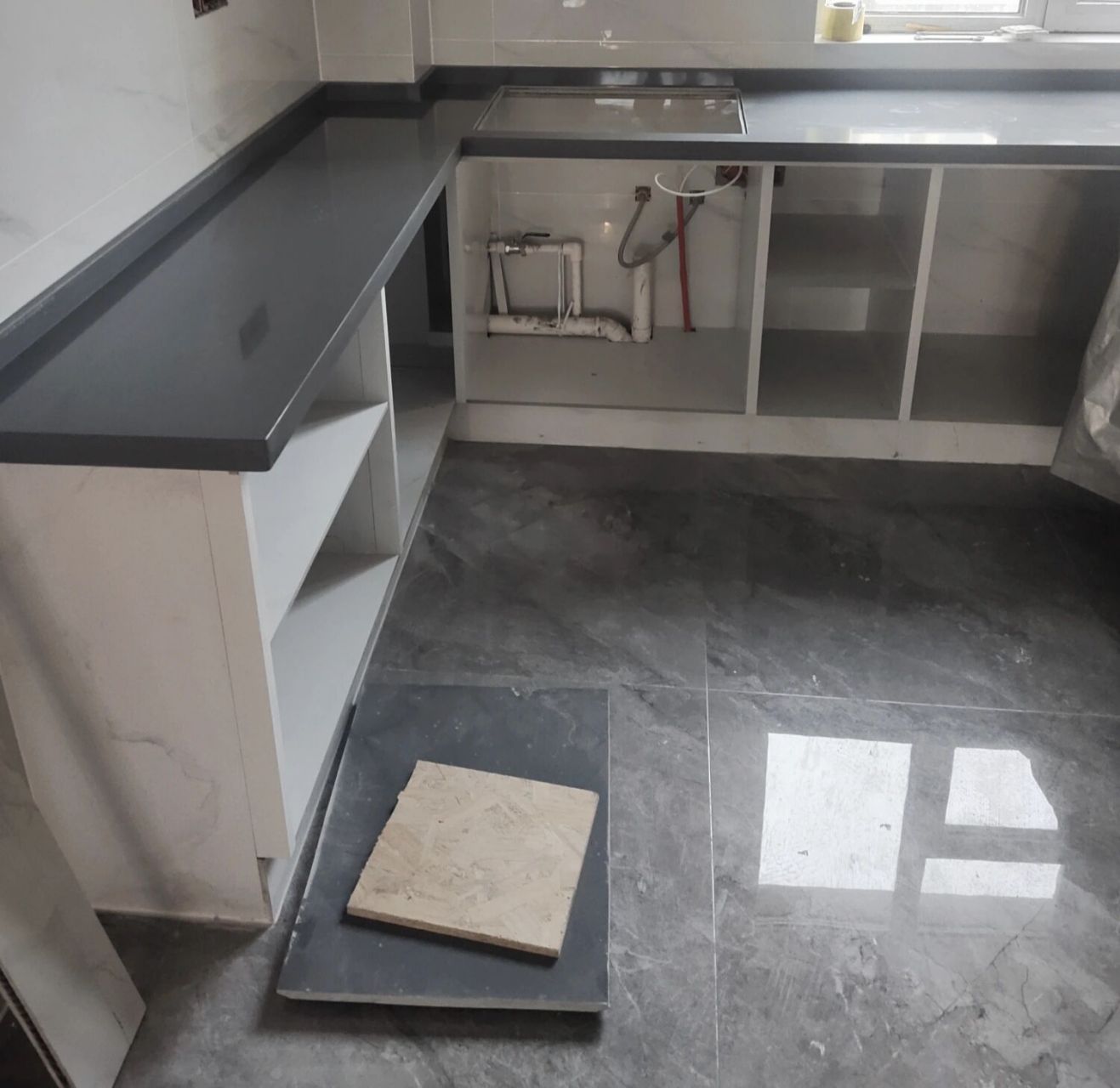 装修后悔之一灶台面颜色 灶台面选了纯色灰色 今天刚安装完毕 现在越