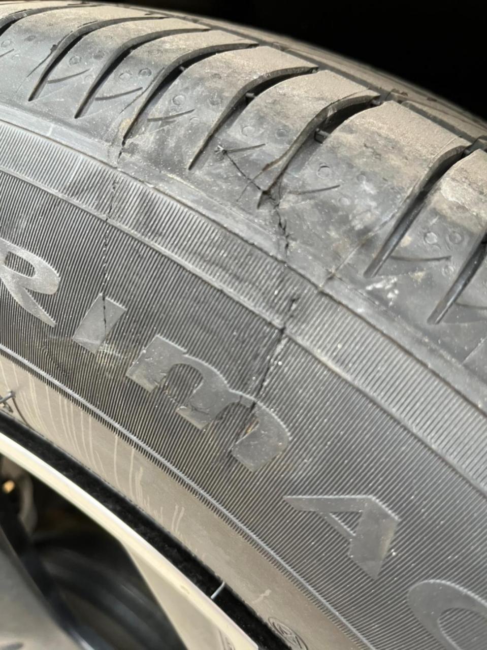 轮胎侧面划破了,大约两毫米,没有伤到帘线层,需要更换吗?