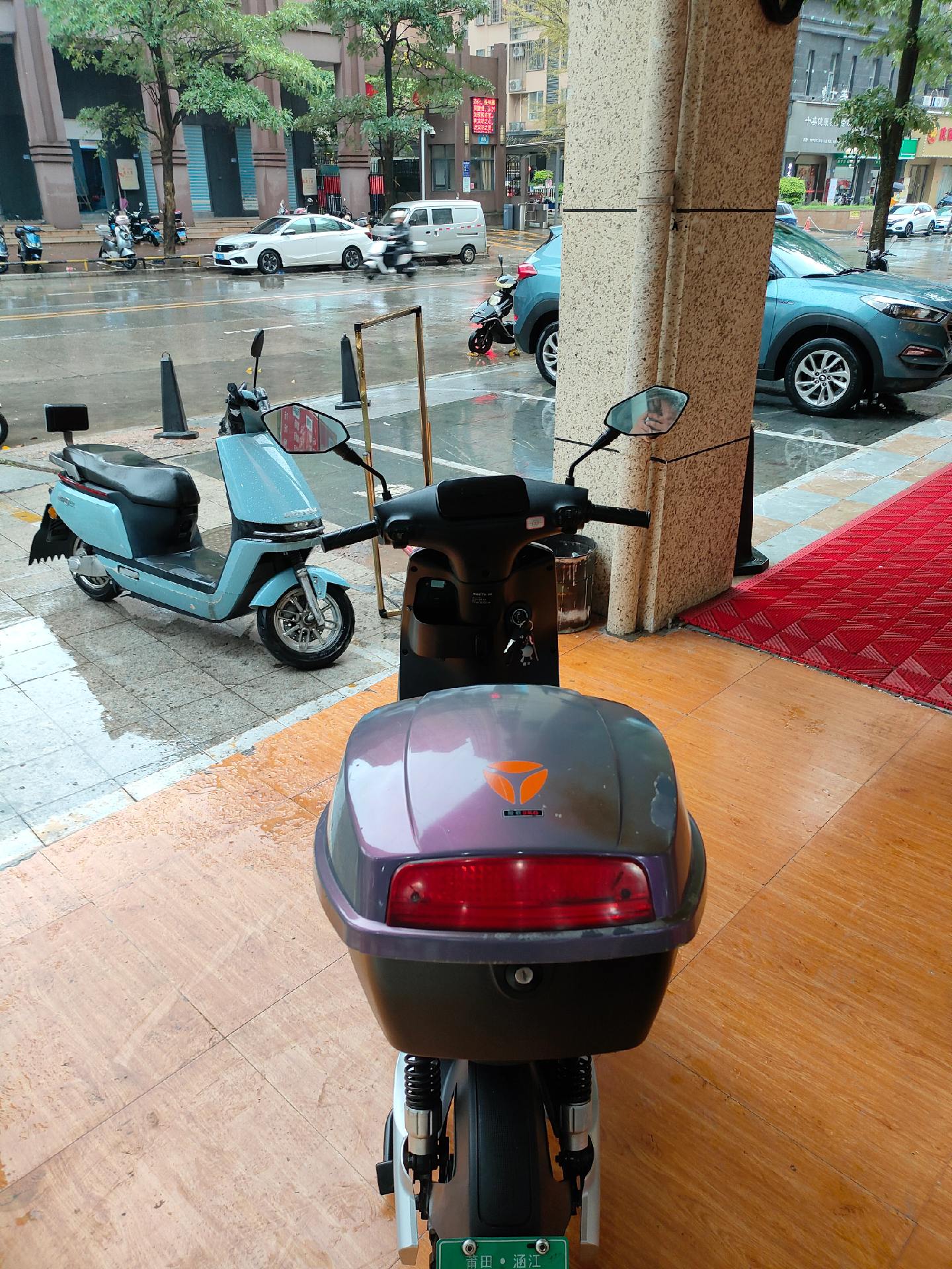 雅迪冠能dt 6国标车,小姐姐自用款,有牌照,车况非常好.