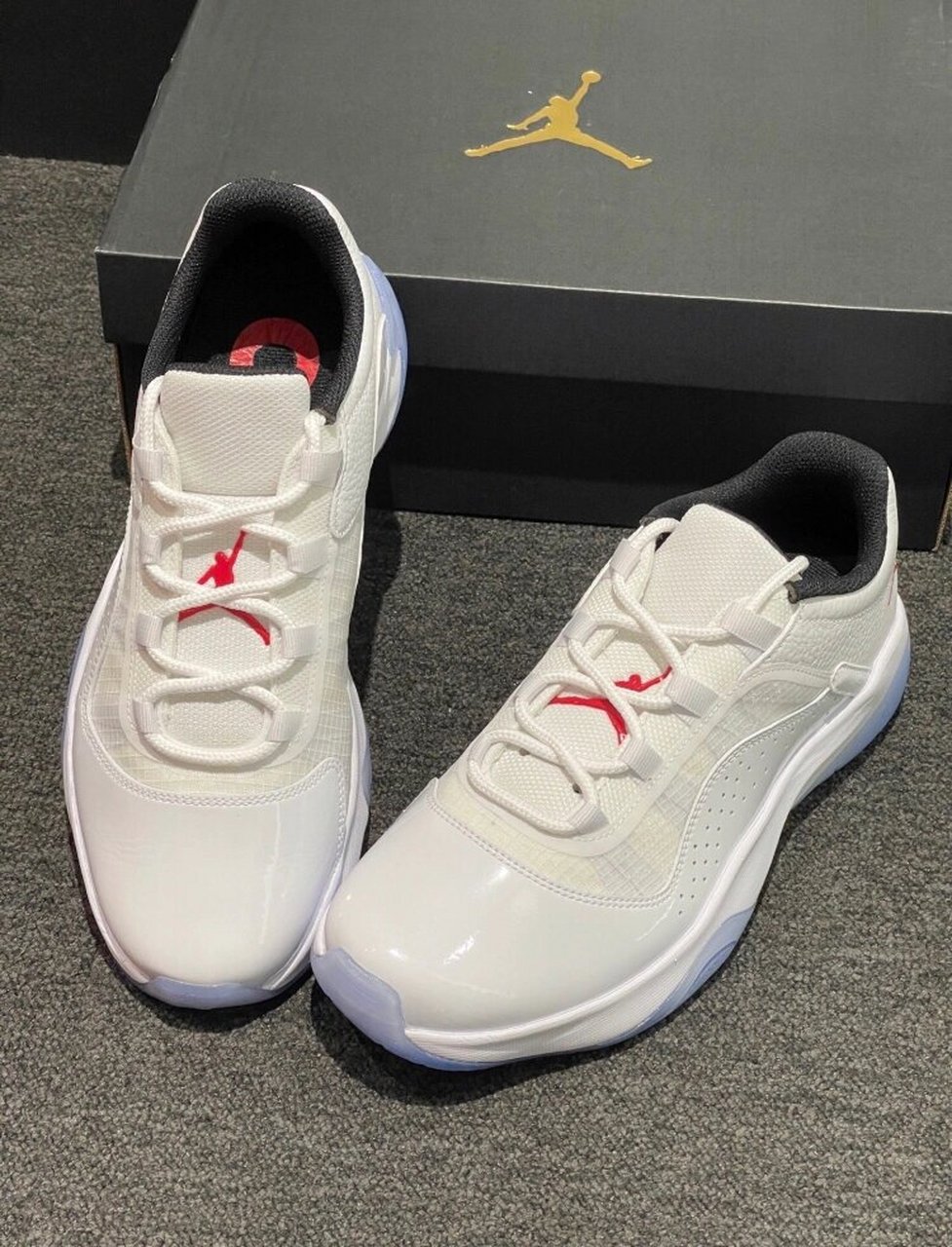 对经典的aj11进行延续,并且在细节上改动,在漆皮上加入透气孔,在中