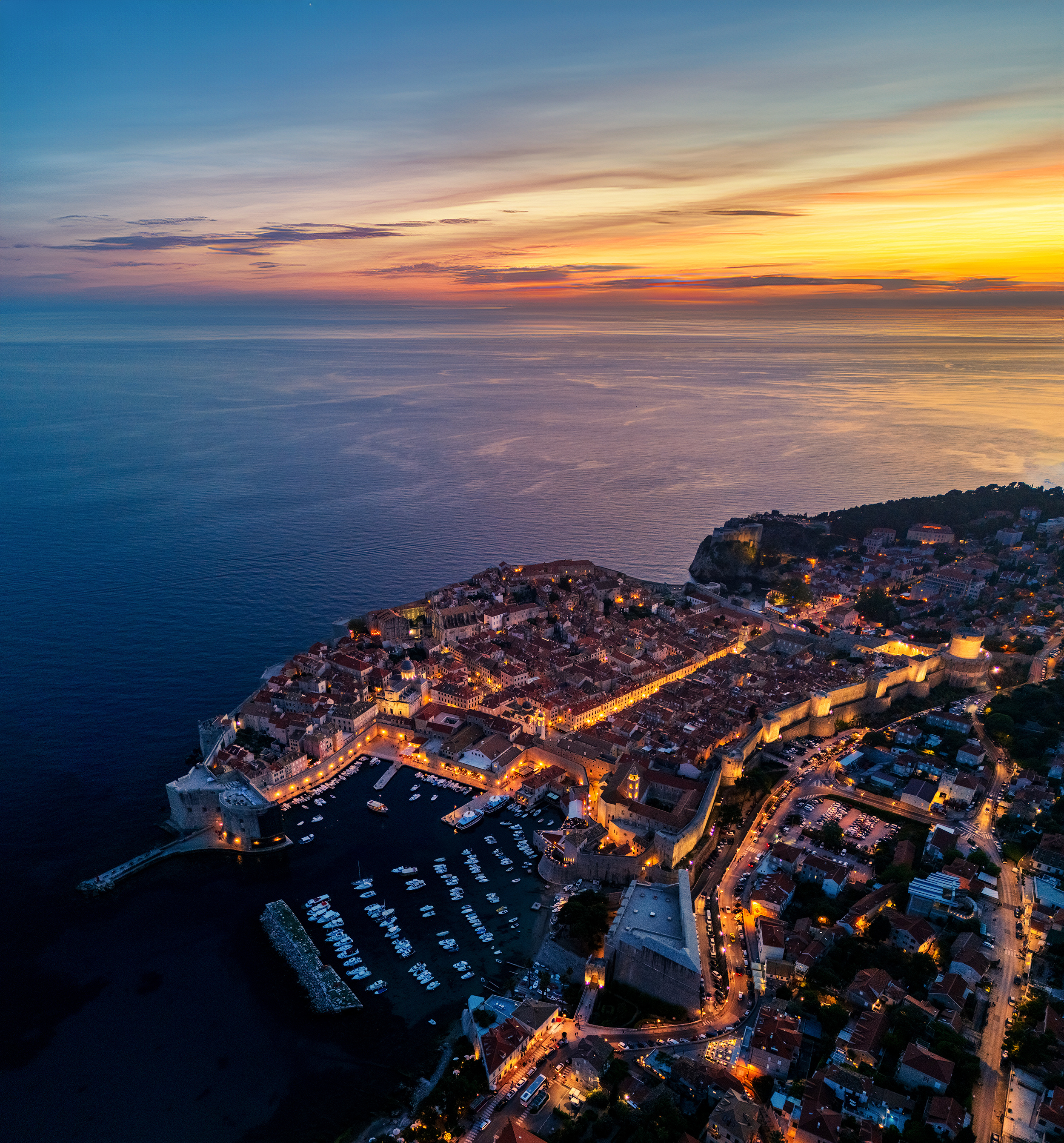 傍晚的君临城,世界自然遗产的杜布罗夫尼克古城,在华灯初上映照下