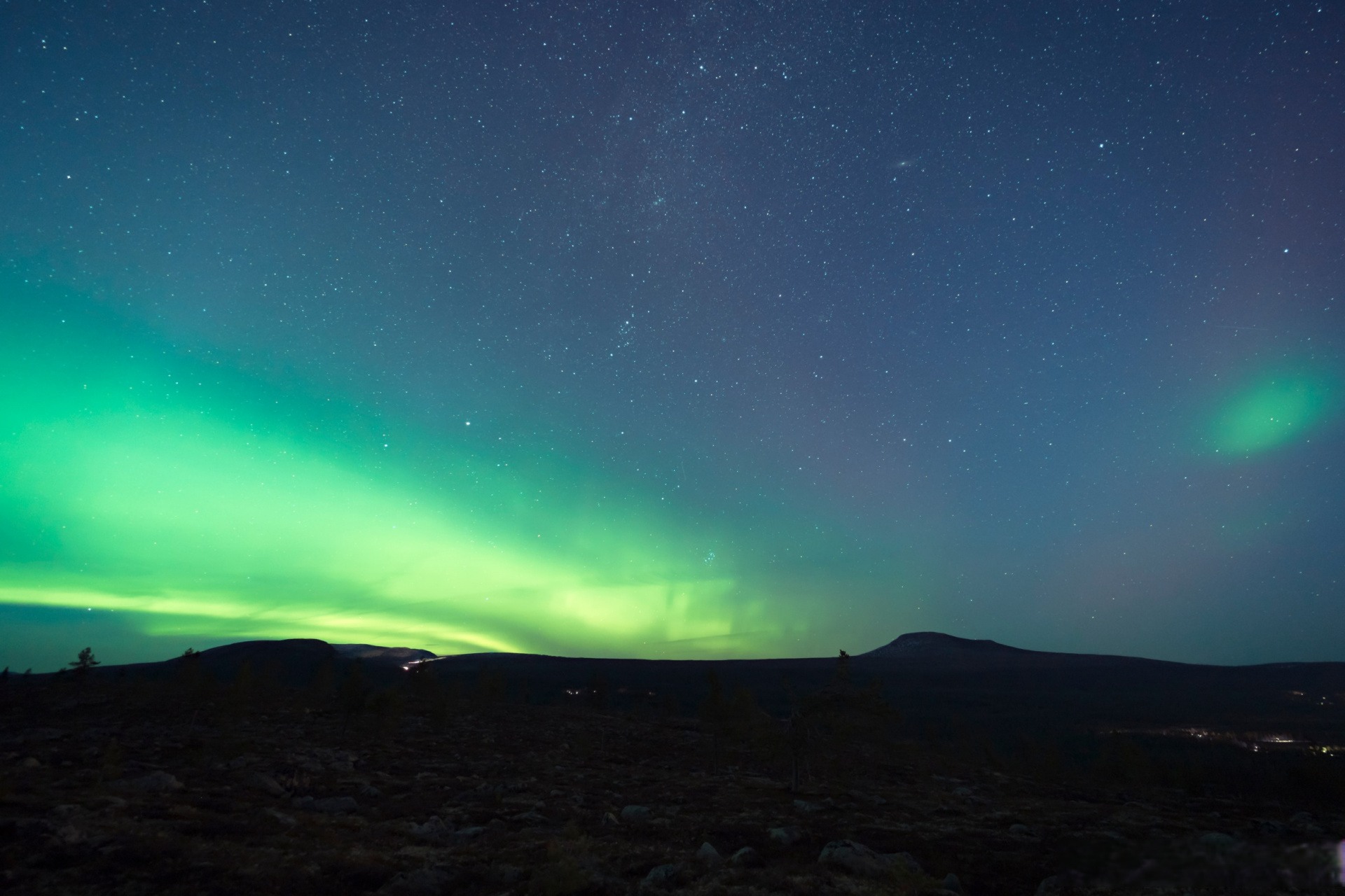 瑞典北方的冬季,当极夜慢慢袭来,绚烂的极光也同时登场.