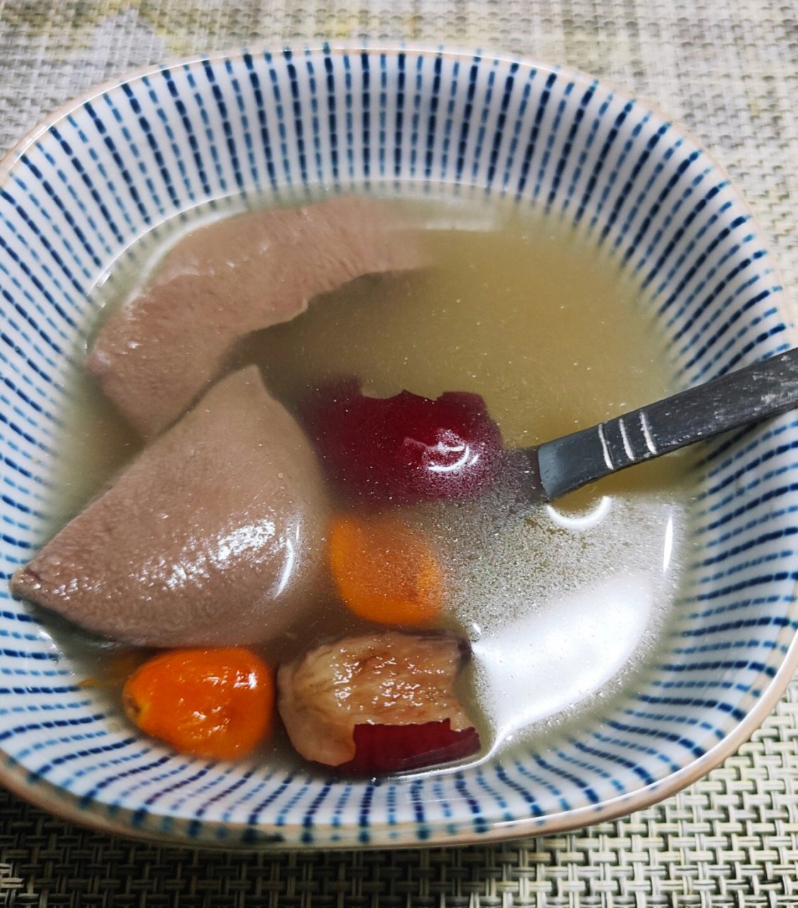 枸杞猪脾汤 天冷了人也就懒洋洋的 一口热汤下去人也就精神了 从小