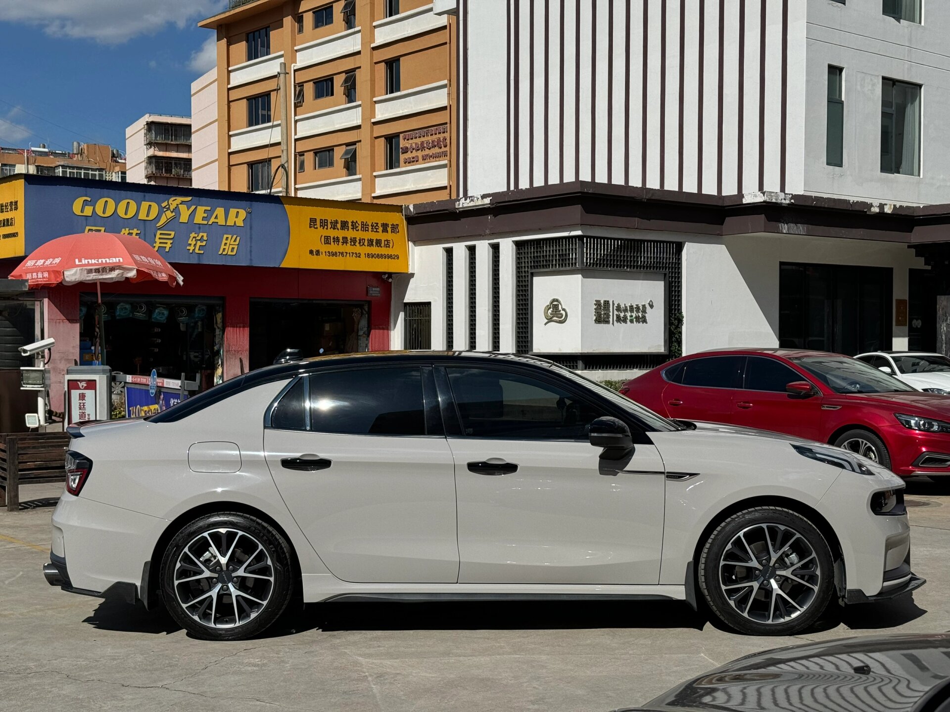 领克03 帅气出炉啦 这款亚灰颜色不算出挑 但上车效果绝对是高级,耐看