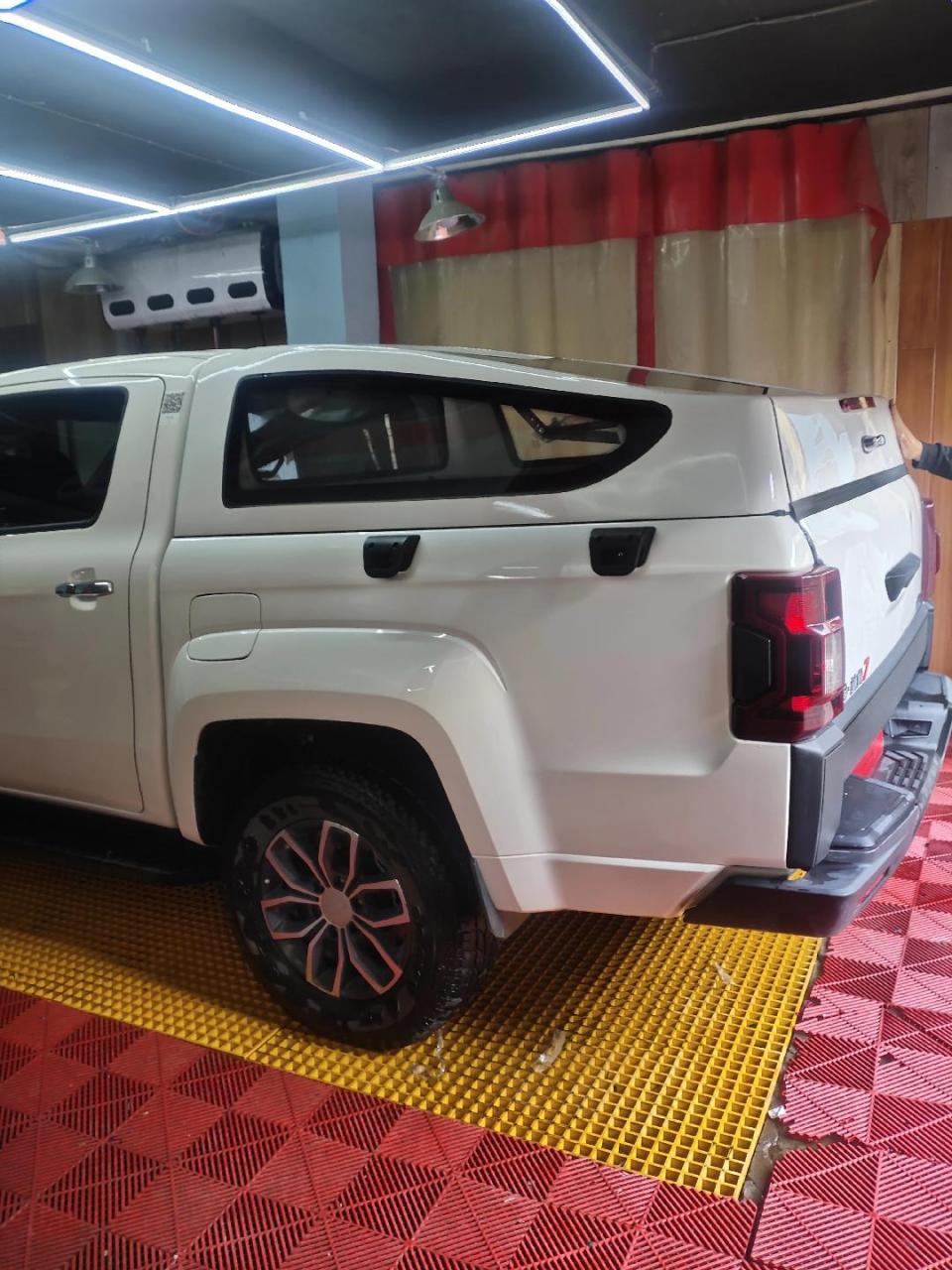 江铃域虎7后尾箱斜盖装车效果!兄弟商务皮卡加装
