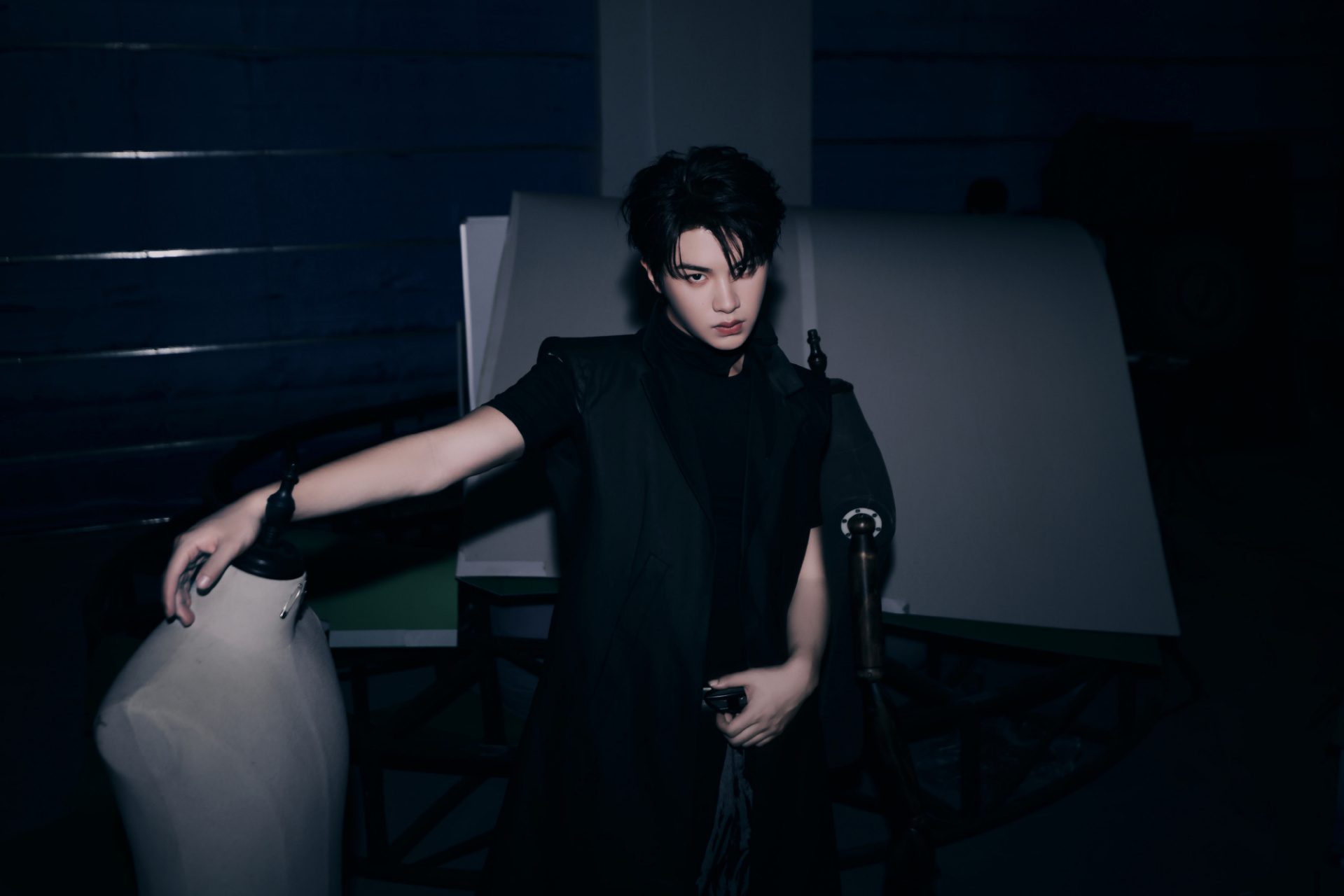 黄明昊在电话亭里#   黑色打底77黑色皮马甲,all black造型好帅啊