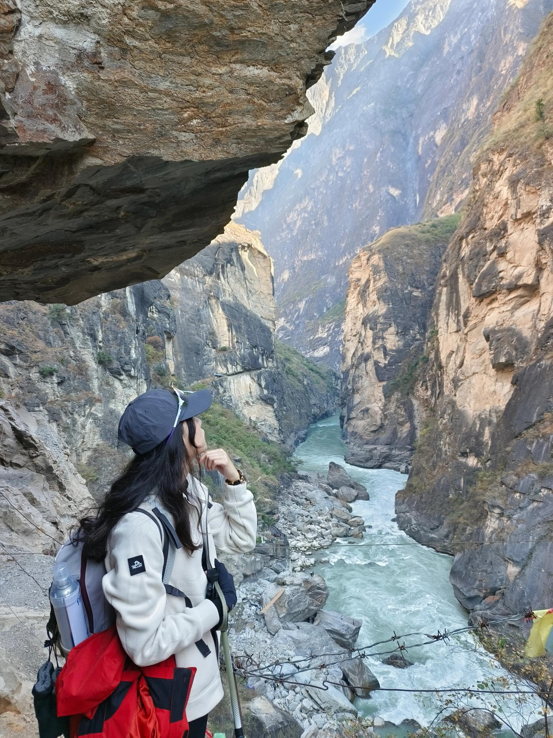 云南虎跳峡天梯摔死图片