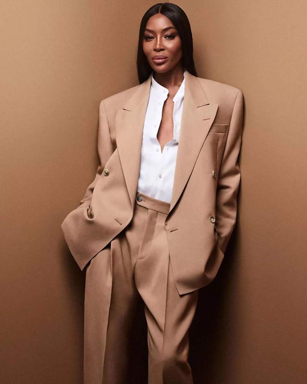 今年53岁的英国国宝级超模"黑珍珠"naomi campbell(娜奥米·坎贝尔)是