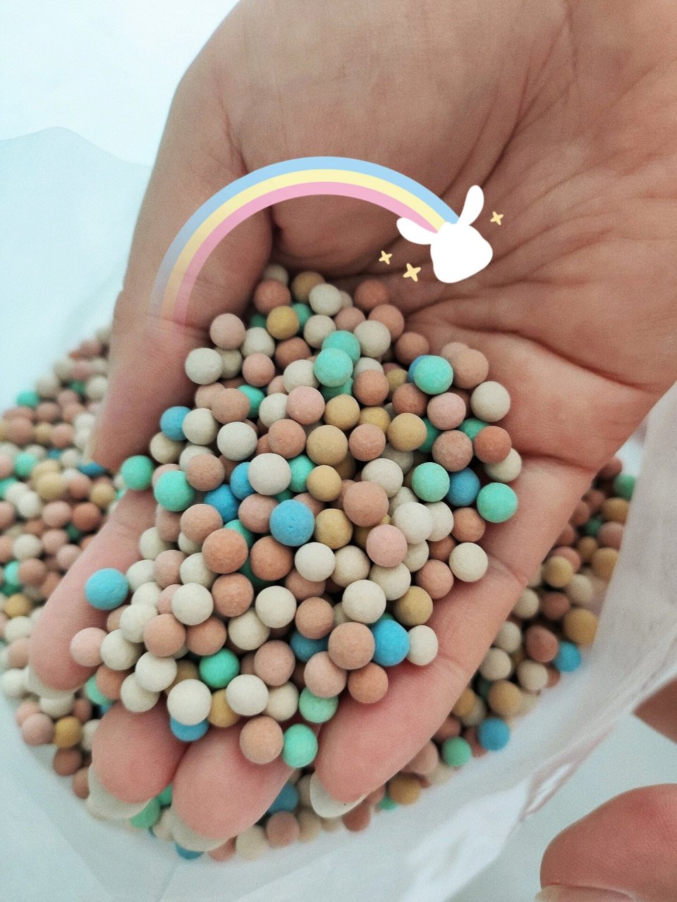 喜欢养花又爱干净的花友,一定要试试在上面铺一层彩色的小陶粒.