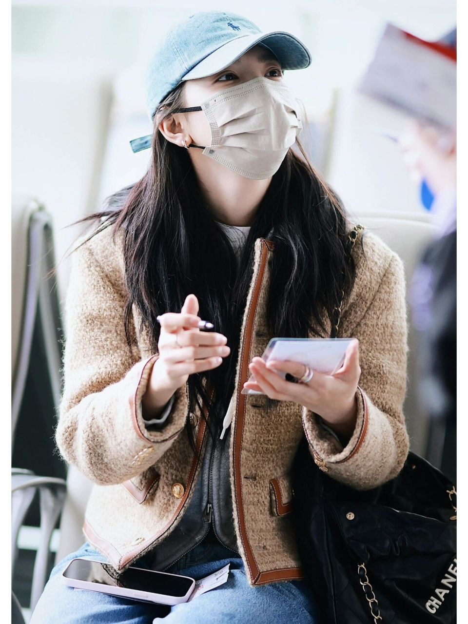 章若楠221030机场私服,灰色卫衣叠穿卡其色羊毛猎装夹克,蓝色牛仔棒球