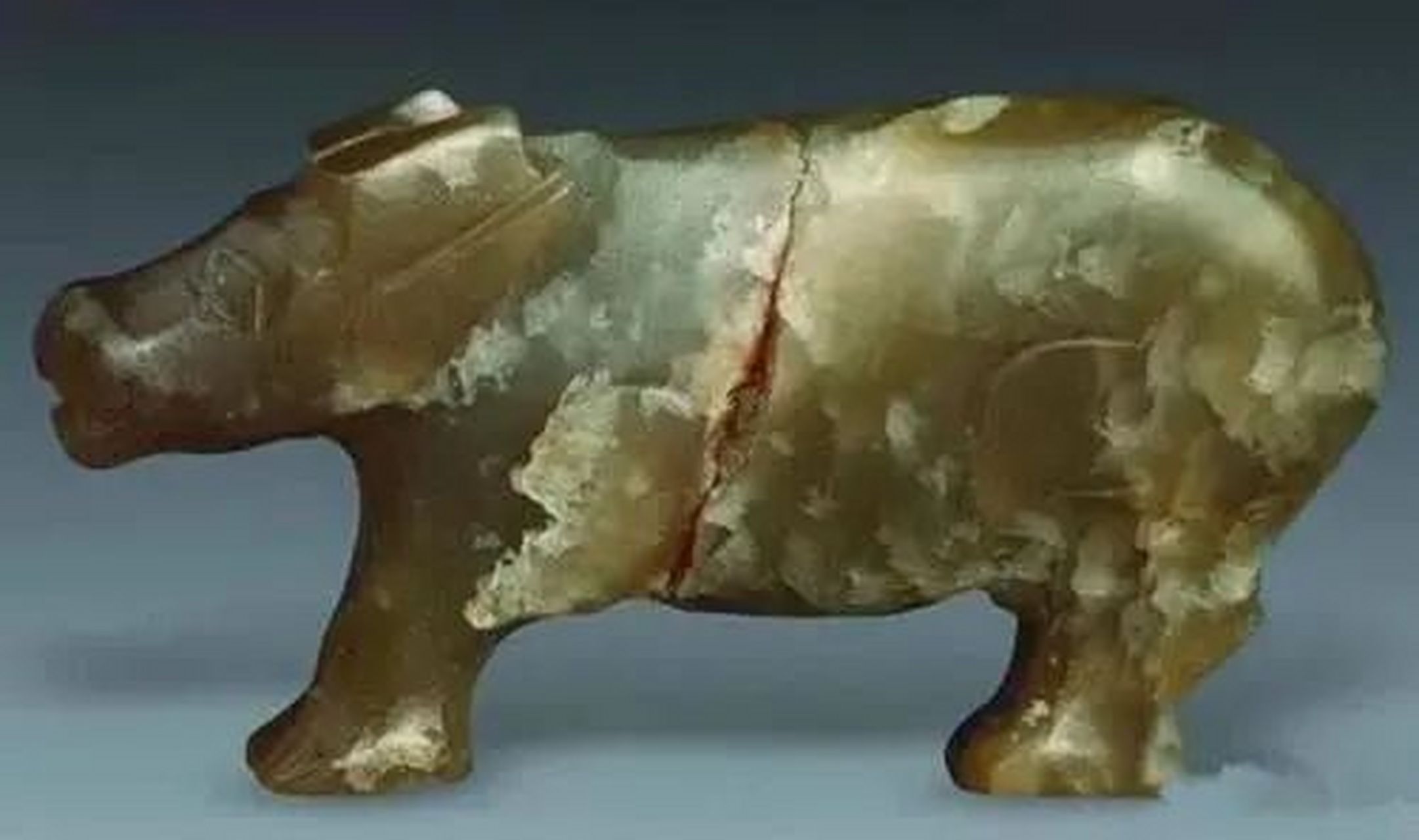 神奇的古玉"冰裂纹" 玉器的冰裂纹,又称"冰片纹"或"开片",是玉器的