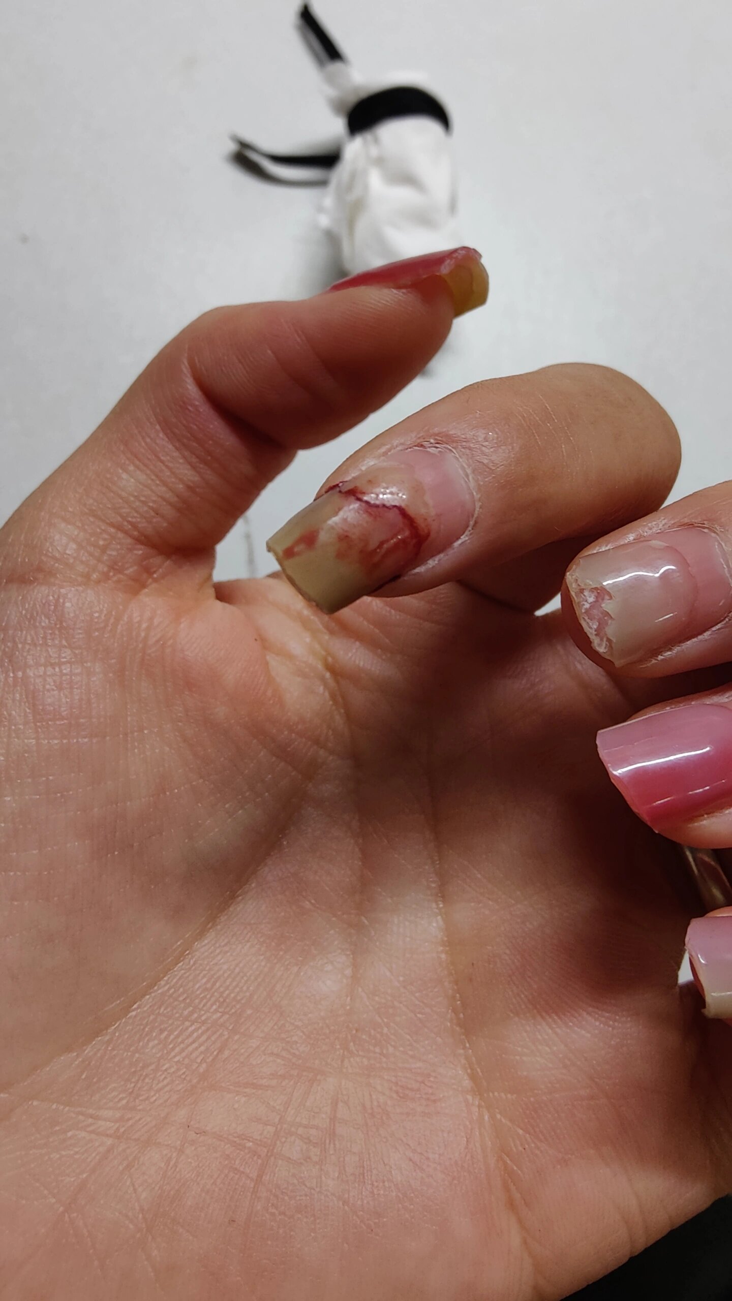 美甲从指甲中间断了