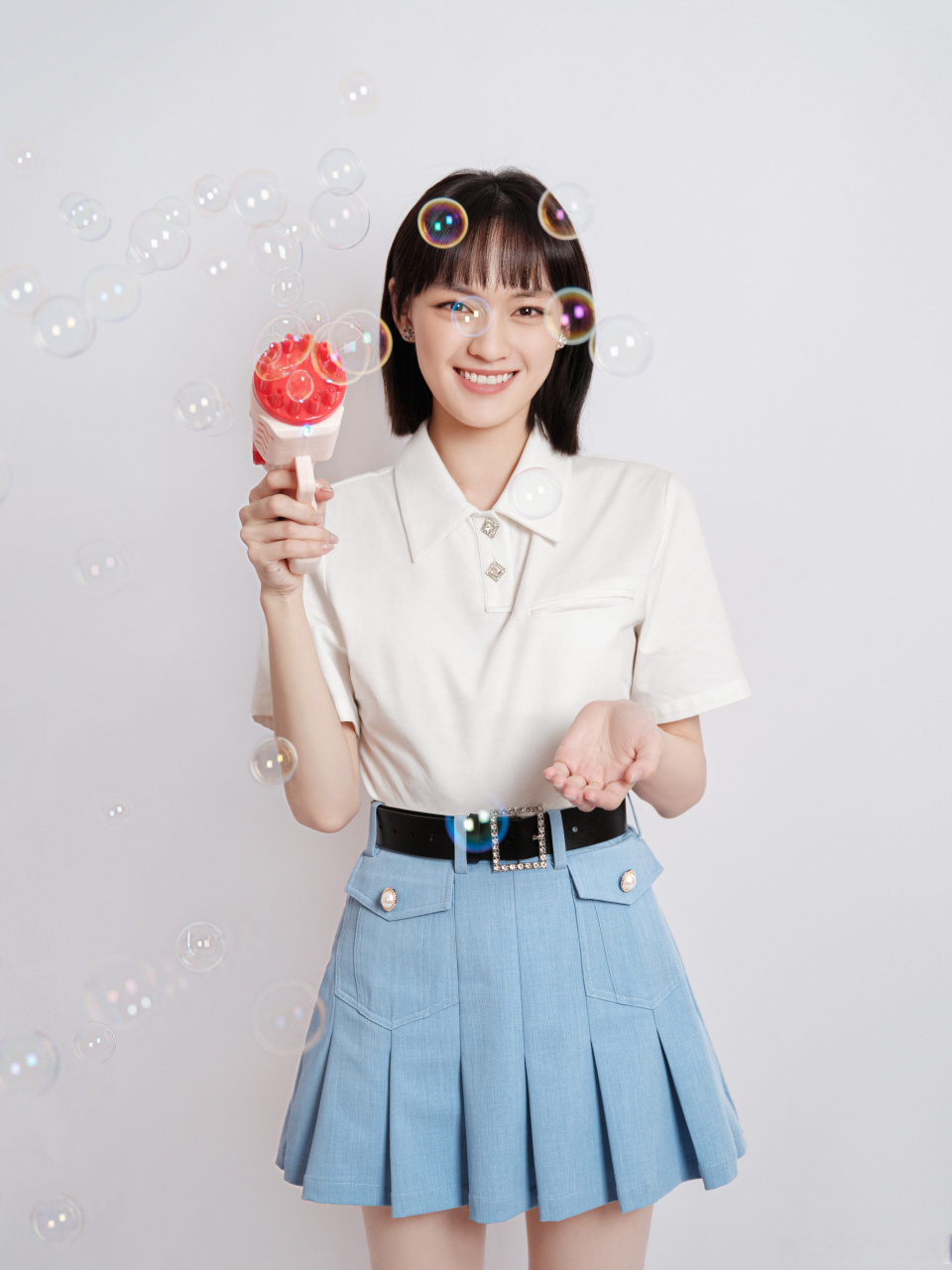 文淇央视五四晚会 来看演员文淇 今晚五四晚会造型～白色上衣搭配蓝色