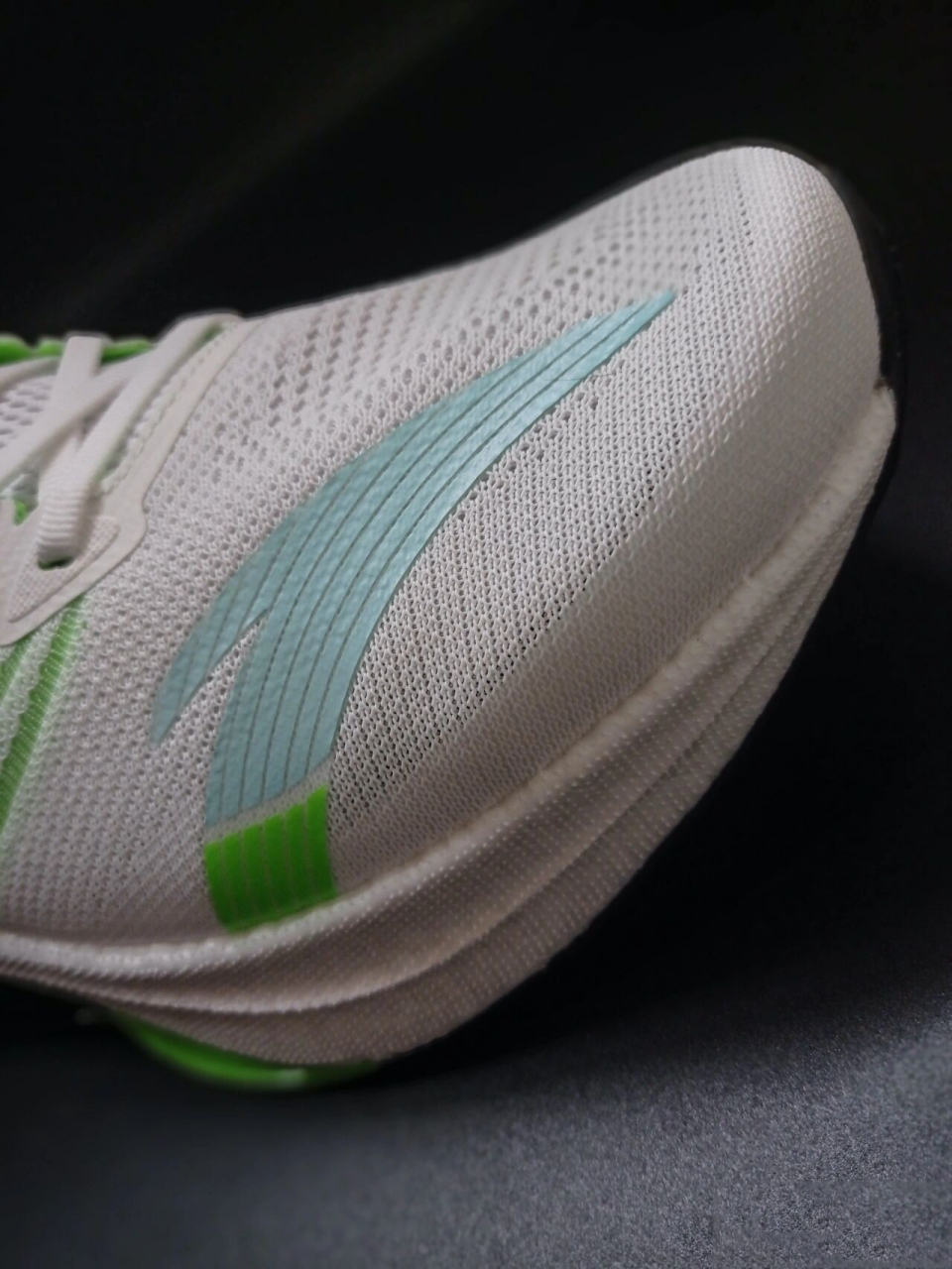 安踏马赫3开箱 上脚第一感觉很轻盈,且脚感回弹很好,整体配色也非常有