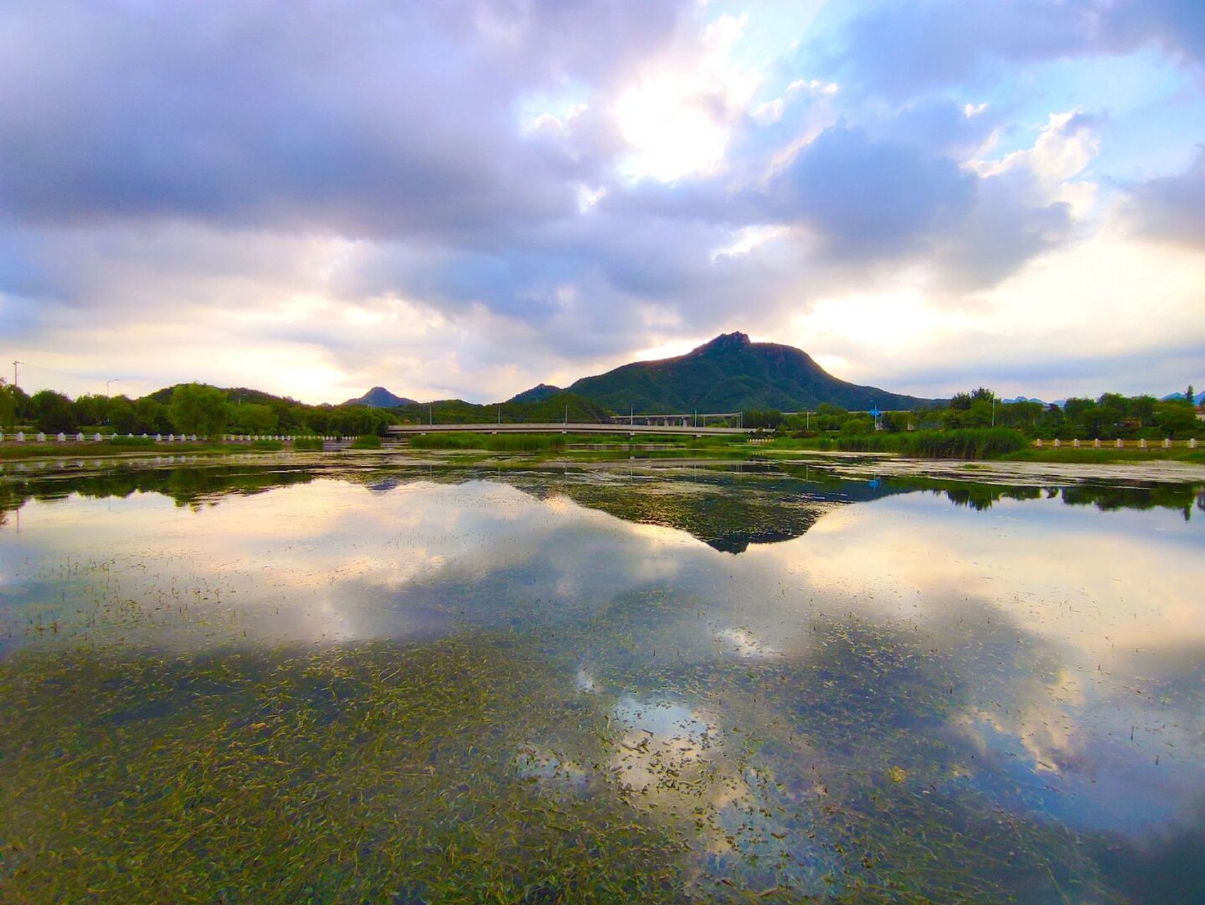 北京郊区小众秘境,群山环抱的免费公园 在北京密云,有一条发源于雾灵
