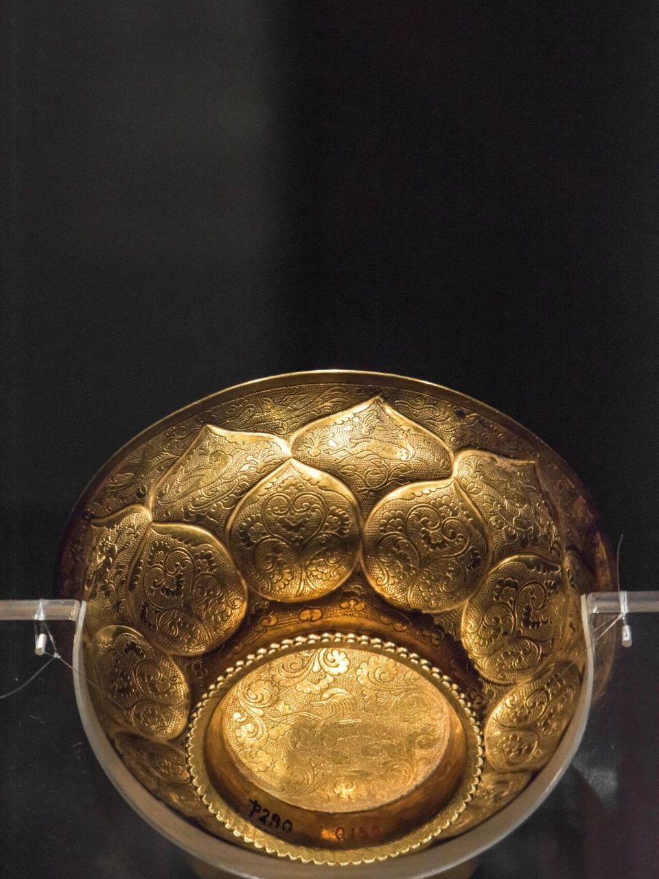 大唐最漂亮的金碗,鸳鸯莲瓣纹金碗 陕西历史博物馆藏·唐代鸳鸯莲瓣纹