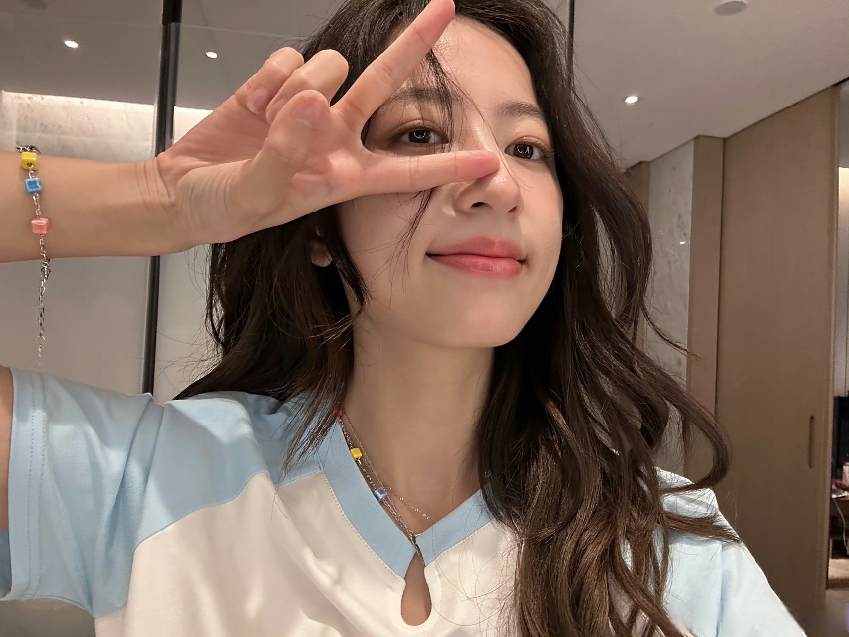 周雨彤蓝白短袖自拍#    周姐也太好看了我说!