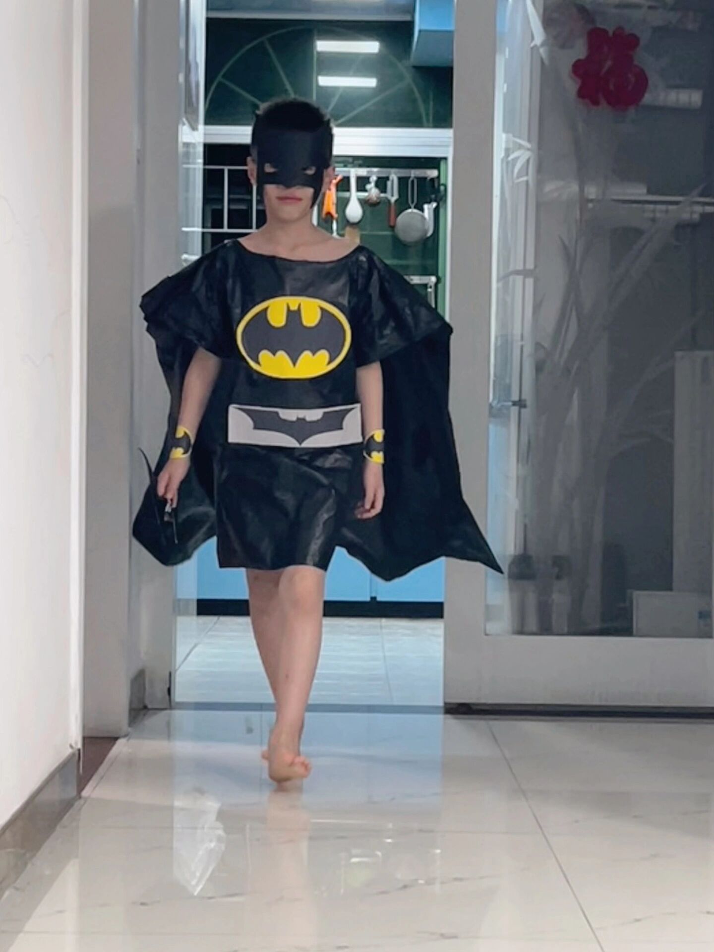 环保时装秀 用大垃圾袋做的蝙蝠侠衣服