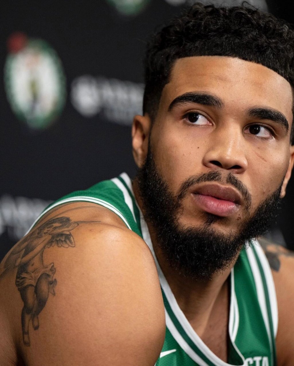 塔图姆新增纹身 看到新照片就忍不住要研究纹身我没救了 p1,p2,p3是